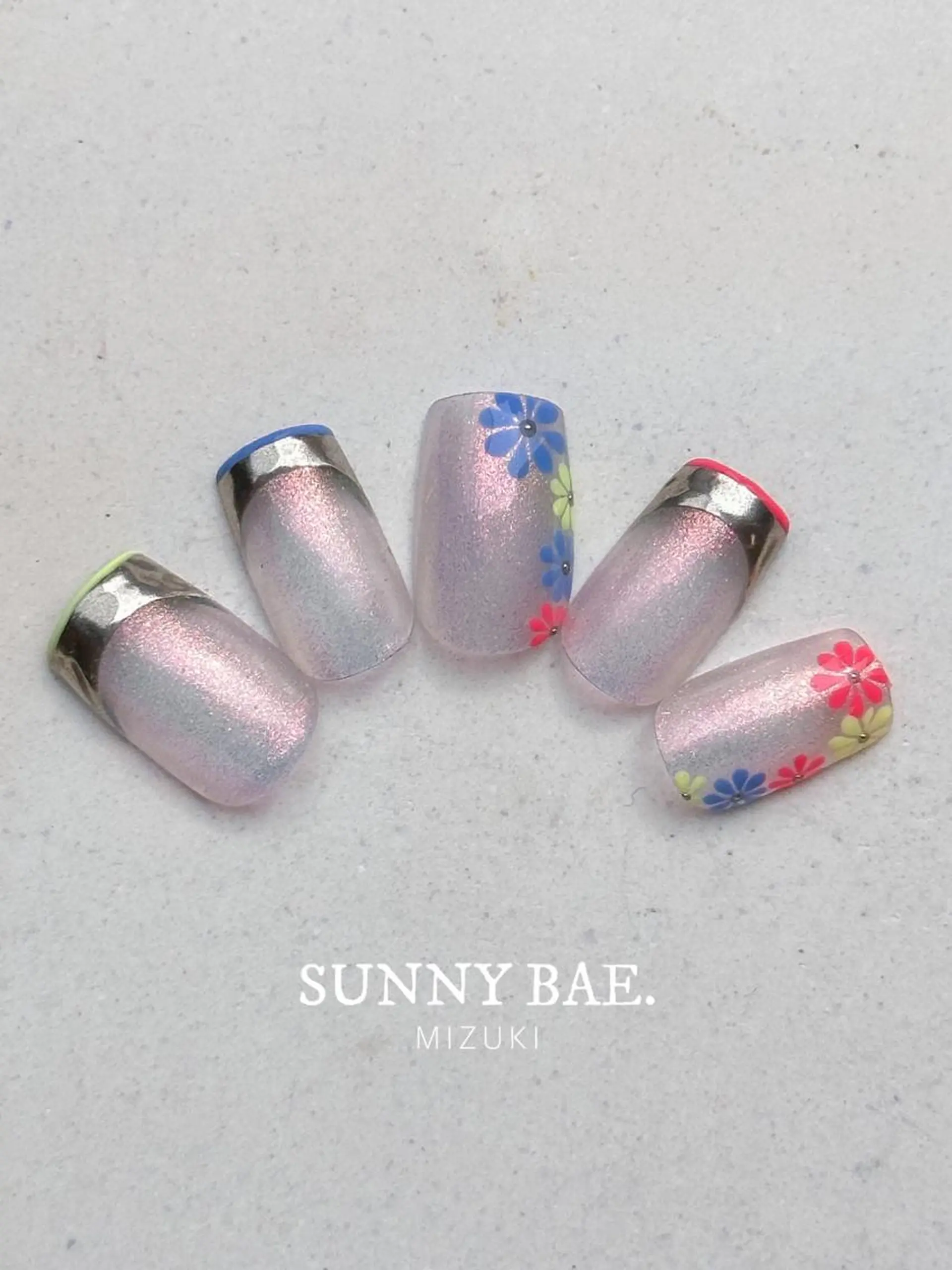 ネイル フラワーネイル ミラーネイル パステルネイル シルバー 春ネイル ハンドネイル SUNNY BAE. 🌼MIZUKIのネイルデザイン