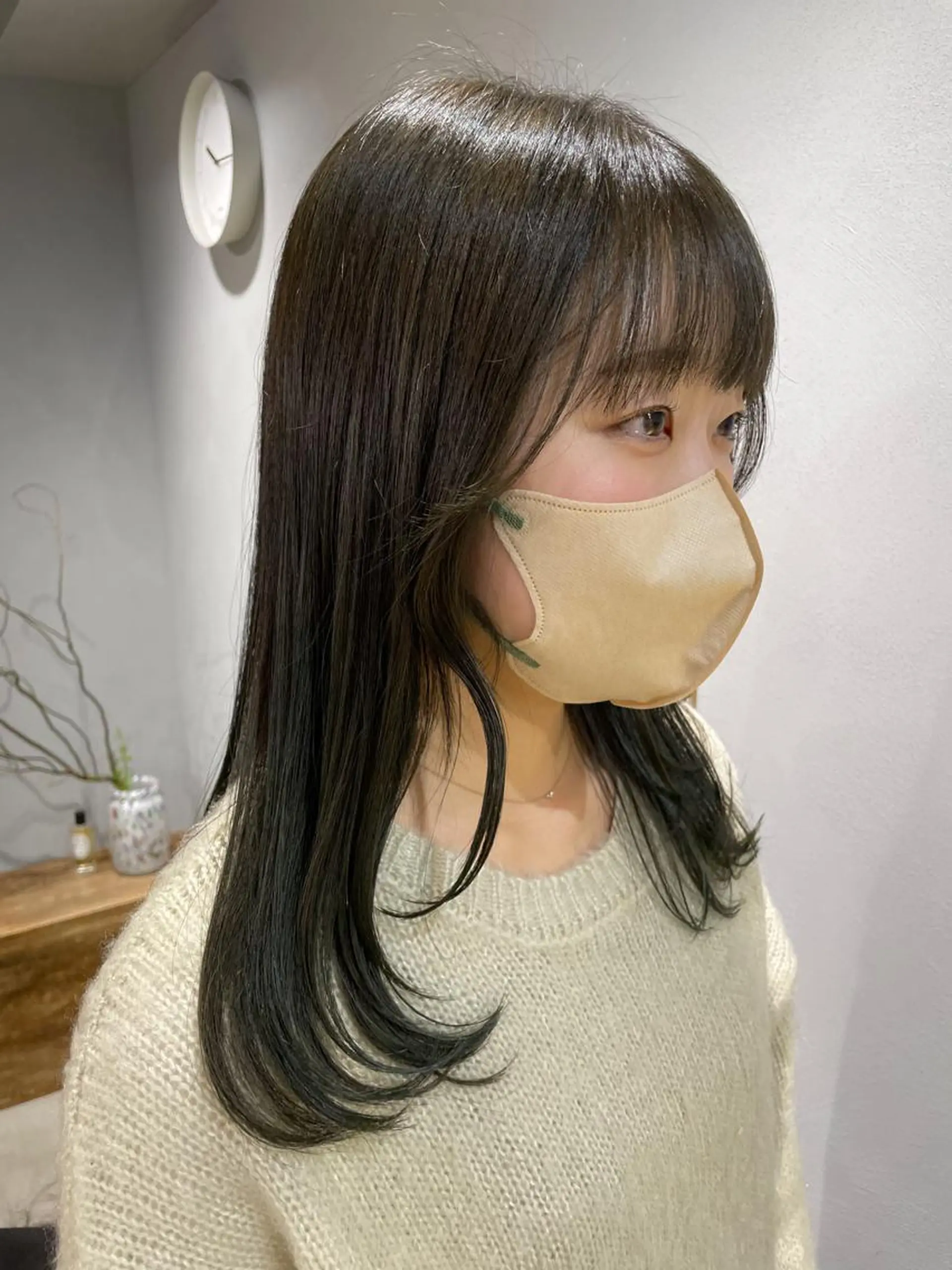 セミロング カラー ベージュカラー オリーブベージュ カット ヘアカラー トリートメント 【arc】Ruri コテ巻き風パーマのヘアスタイル