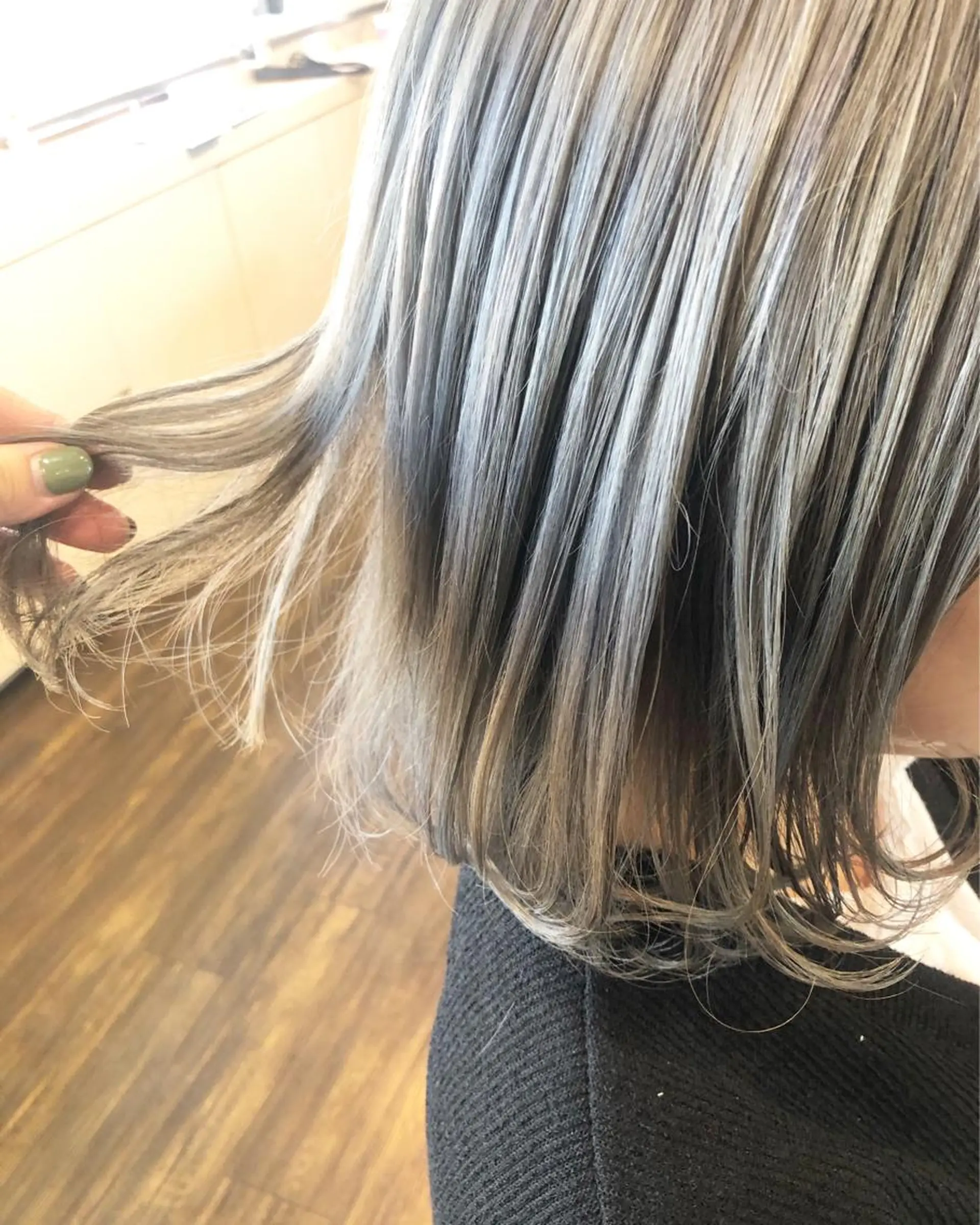 ミディアム カラー シルバー トリートメント 西本 夏美のヘアスタイル