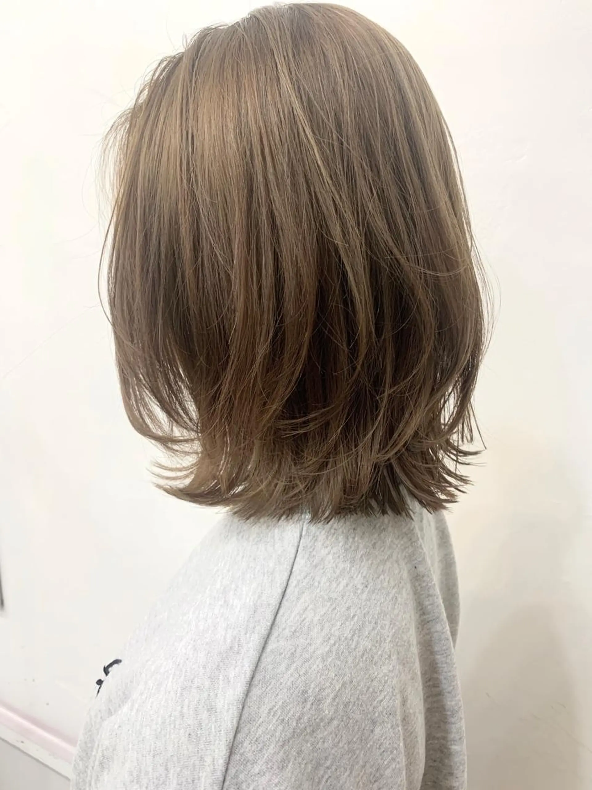 ミディアム カラー ベージュカラー ミルキーベージュ ボブ くびれヘア ヘアカラー トリートメント chama レイヤーカットのヘアスタイル