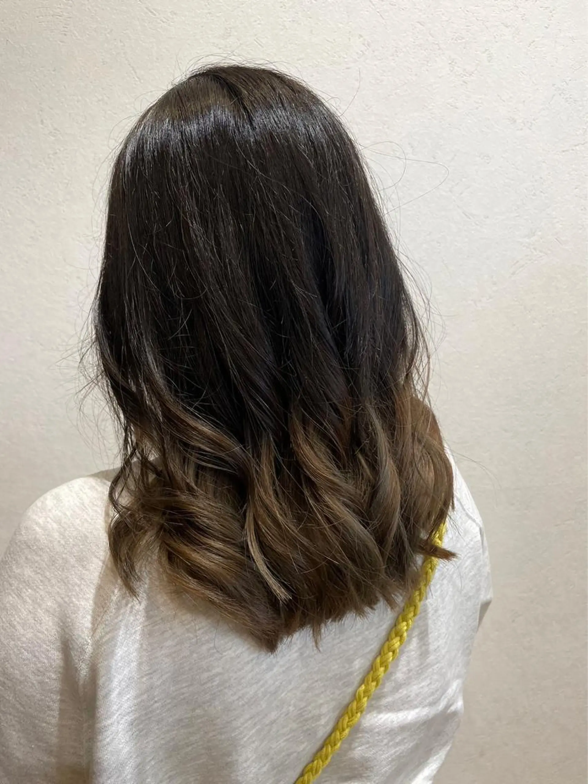 カラー 岡村 真子のヘアスタイル