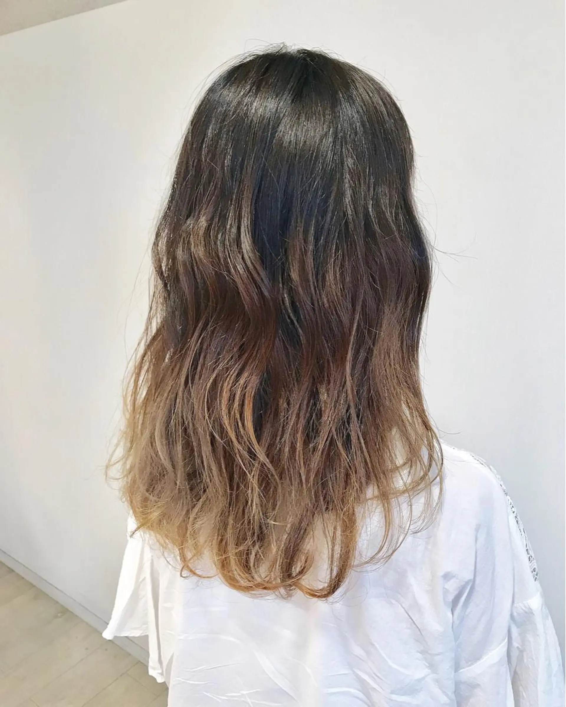 ミディアム カラー ベージュカラー ブリーチ グラデーションカラー ヘアカラー トリートメント chiyo yasuのヘアスタイル