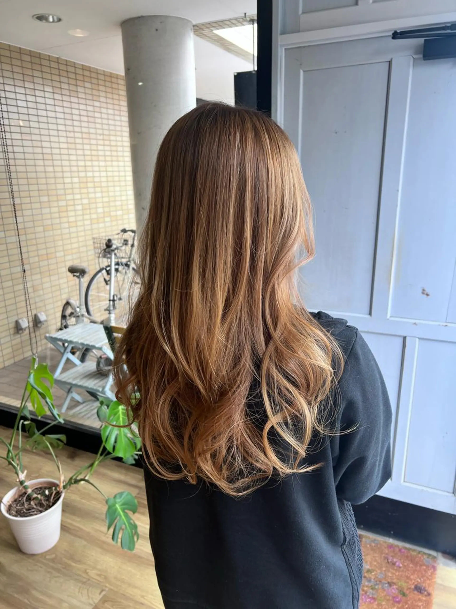 ロング カラー ベージュカラー ヘアカラー トリートメント ツキダテ ユイのヘアスタイル