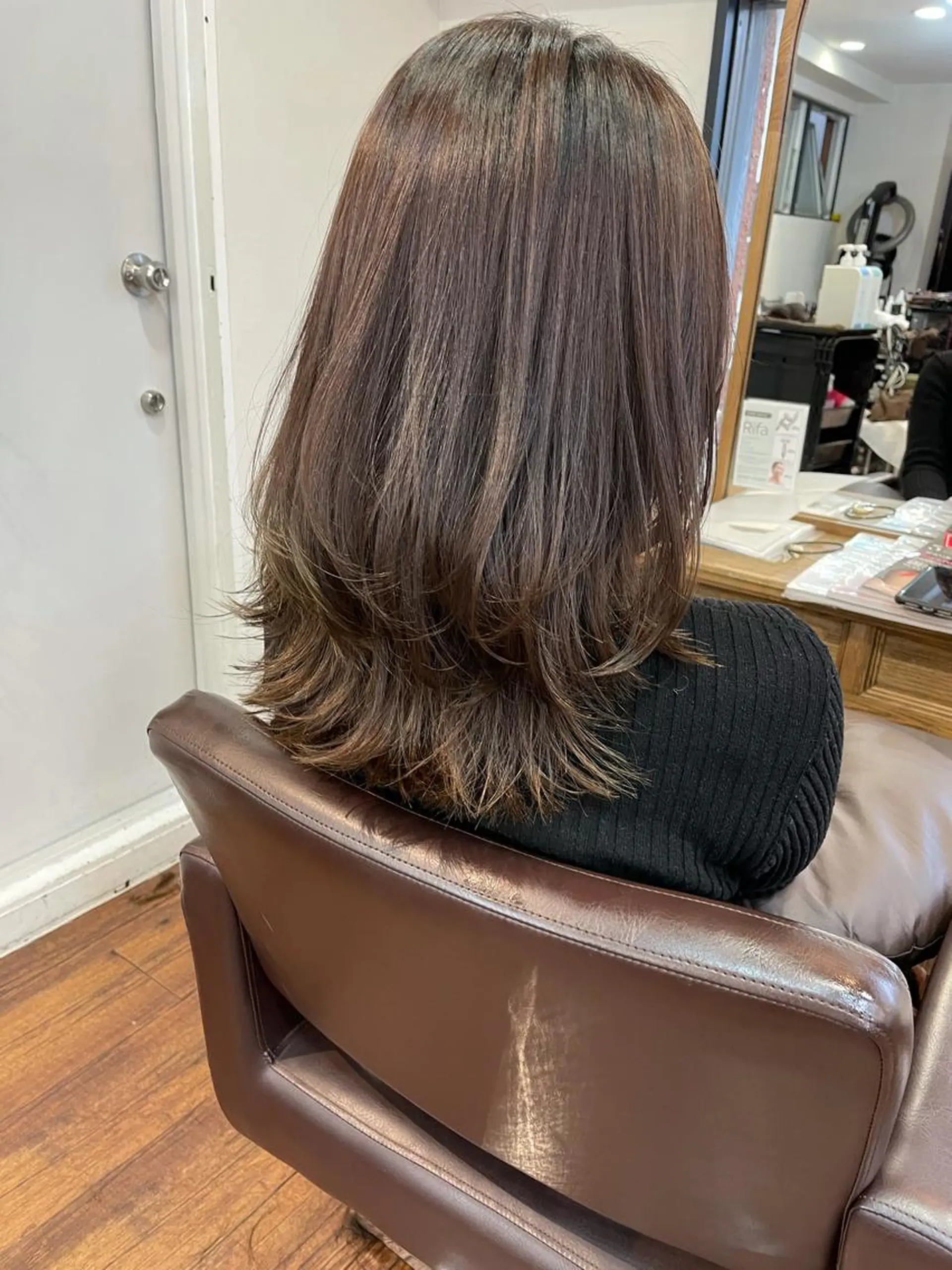 ミディアム くびれヘア レイヤーカット、 大人可愛い　中村美羅のヘアスタイル