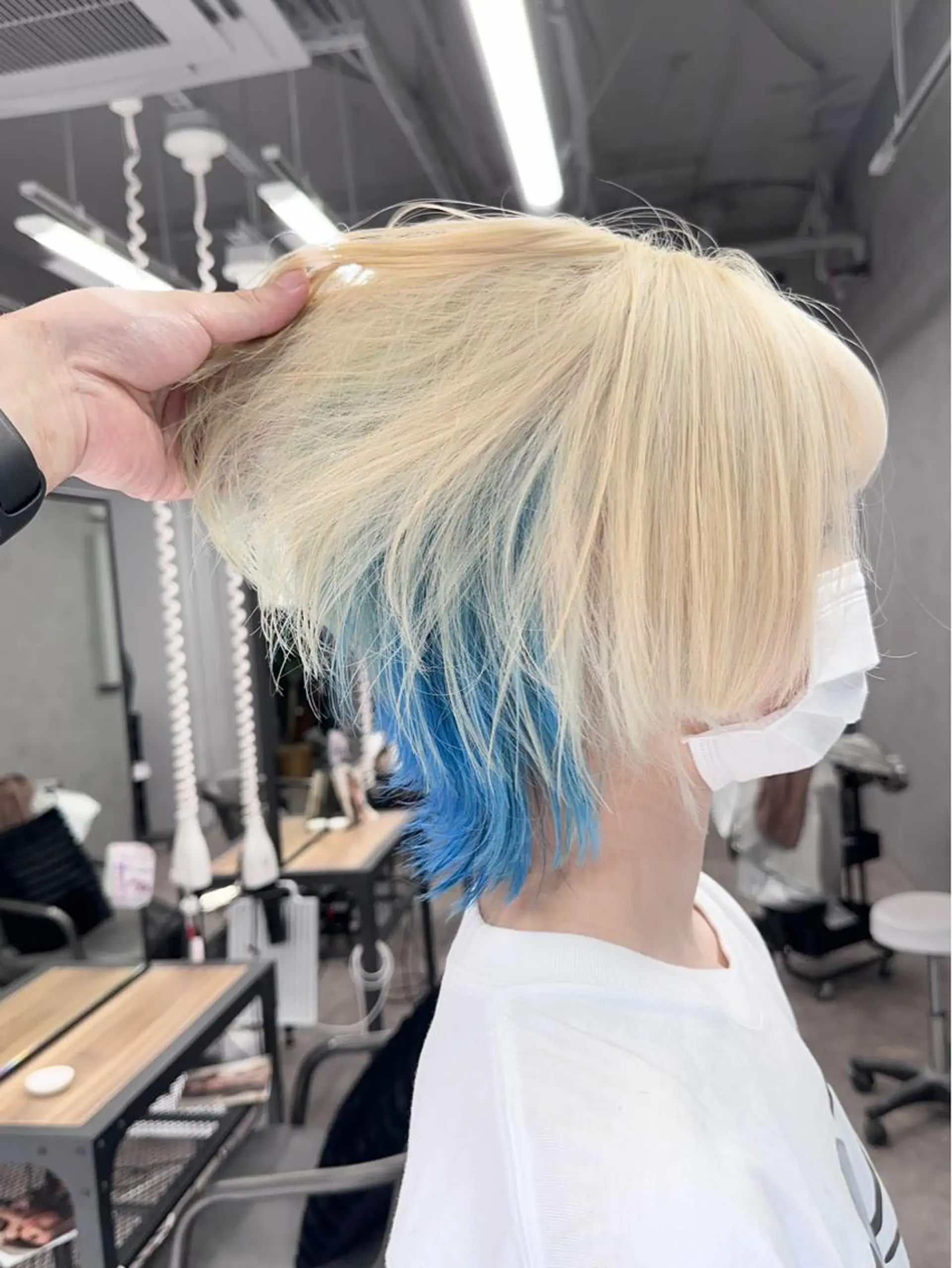 ミディアム 前髪カット🩶レイヤ ー🩶ハイトーン🩶のヘアスタイル