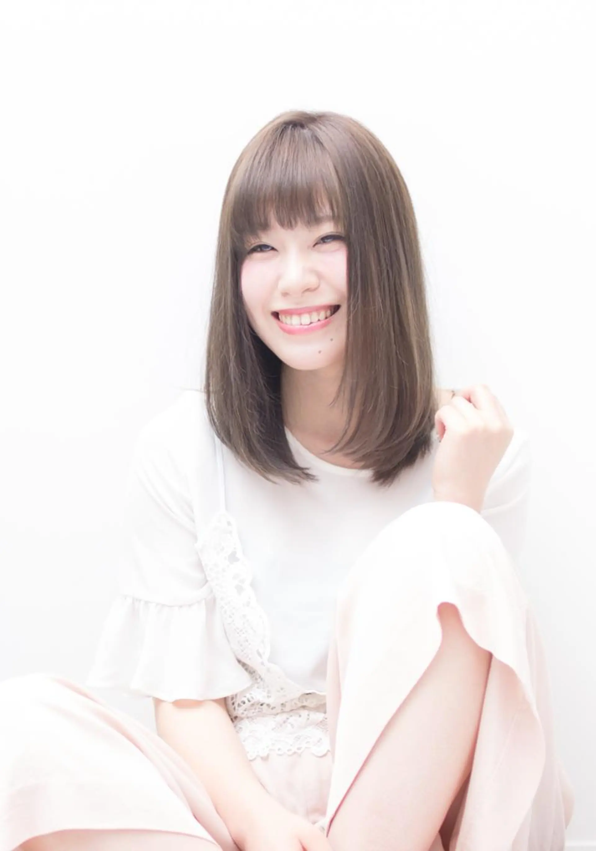 ミディアム カラー アッシュ ベージュカラー 透明感カラー デザインカラー グレージュ ヘアカラー 佐藤 愛美のヘアスタイル
