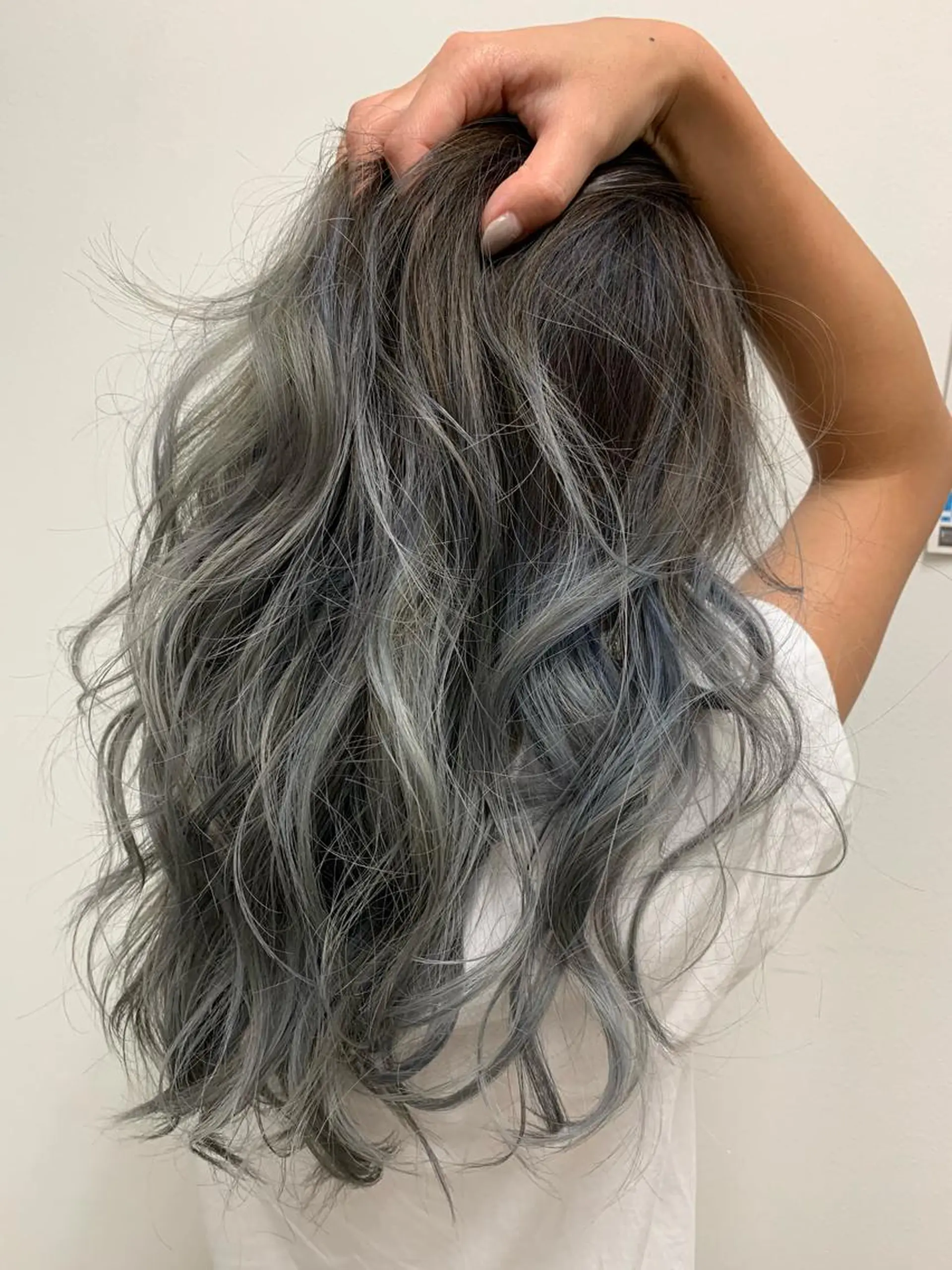 ロング カラー ヘアアレンジ ブリーチ グラデーションカラー シルバー hair & spa Nalu所属・hair & spa Naluのヘアスタイル