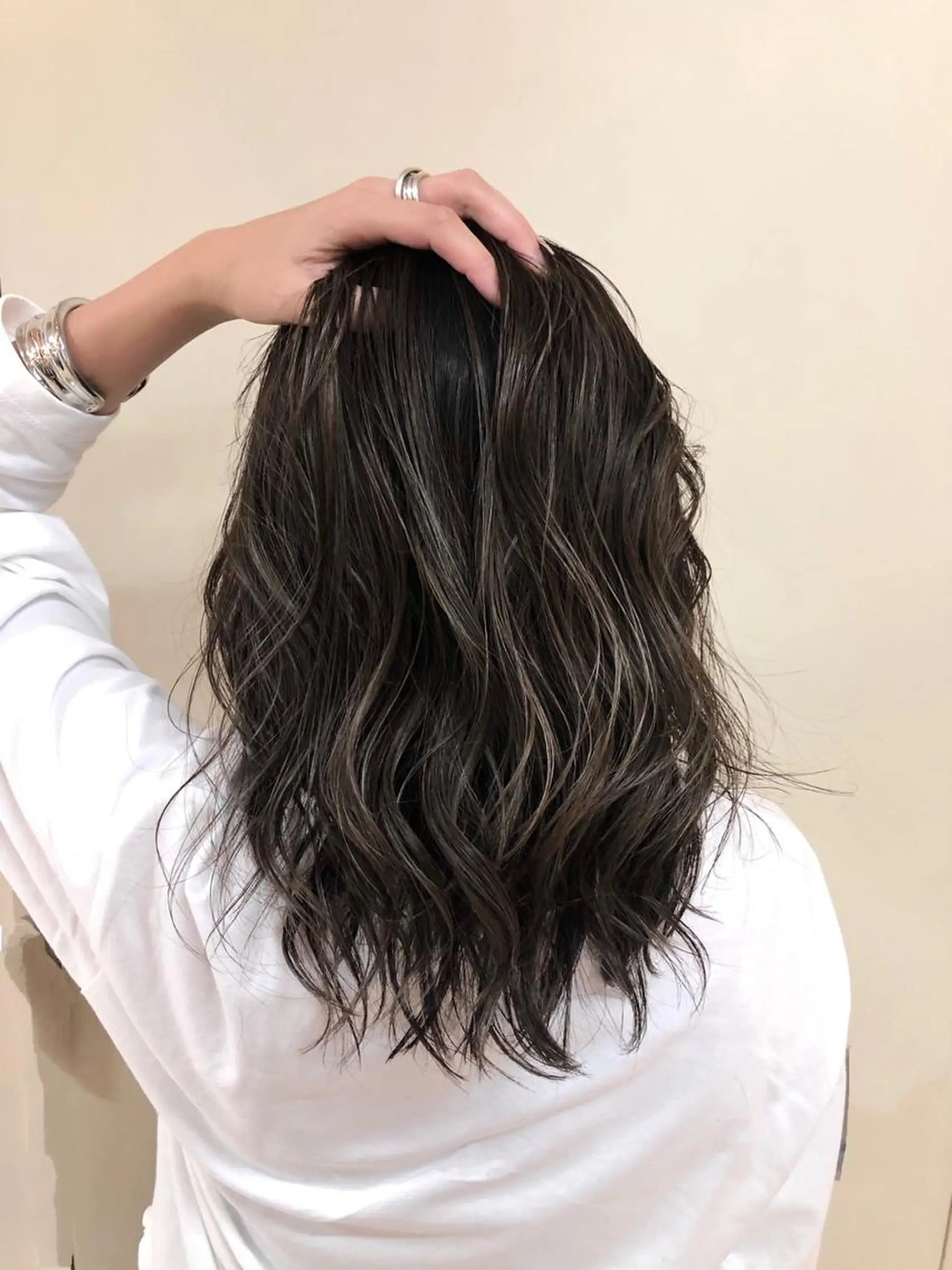 ミディアム カラー アイジマヒロ vagueのヘアスタイル