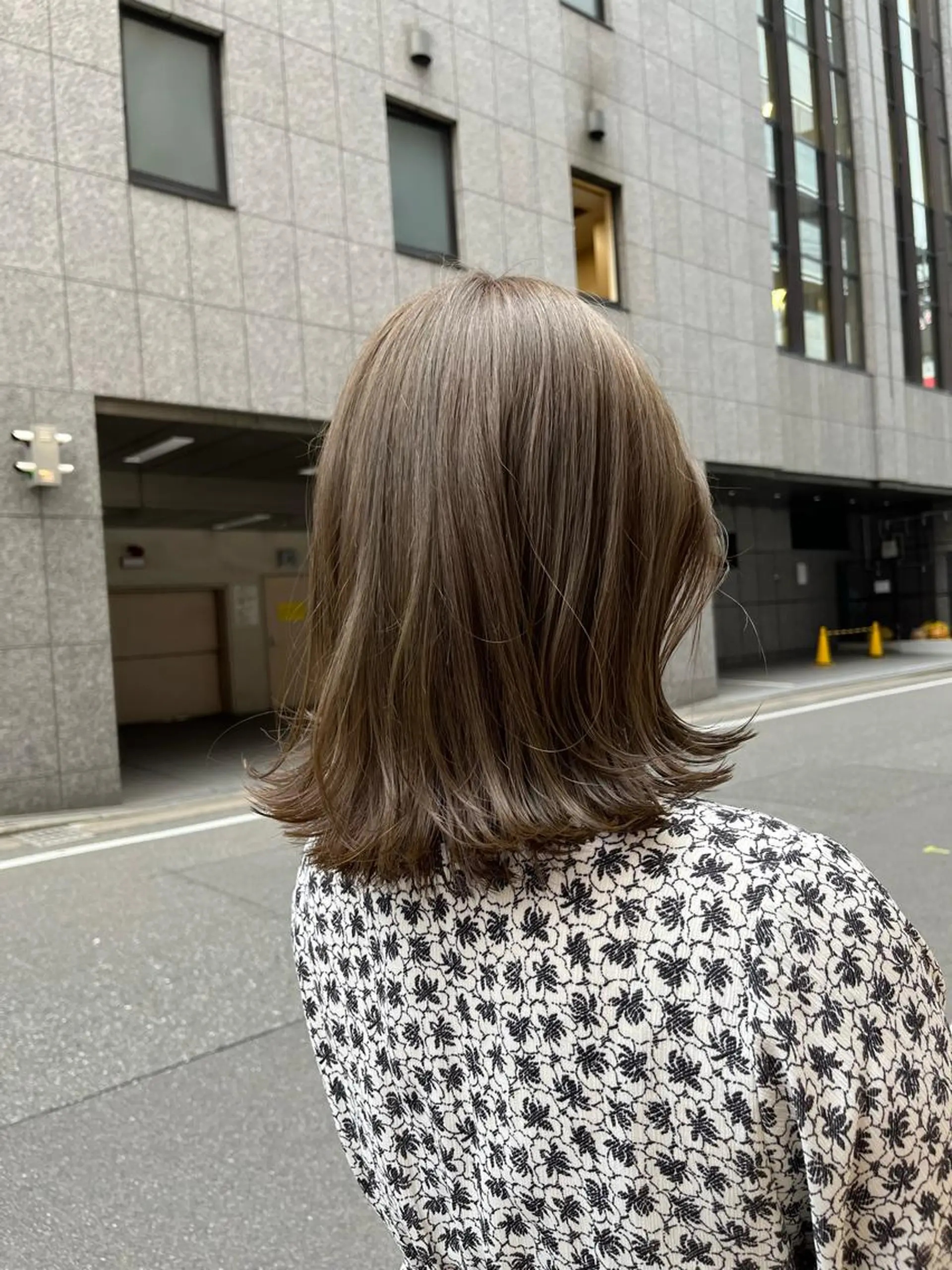 ミディアム こまつばらみお/レイ ヤー/ダブルカラーのヘアスタイル