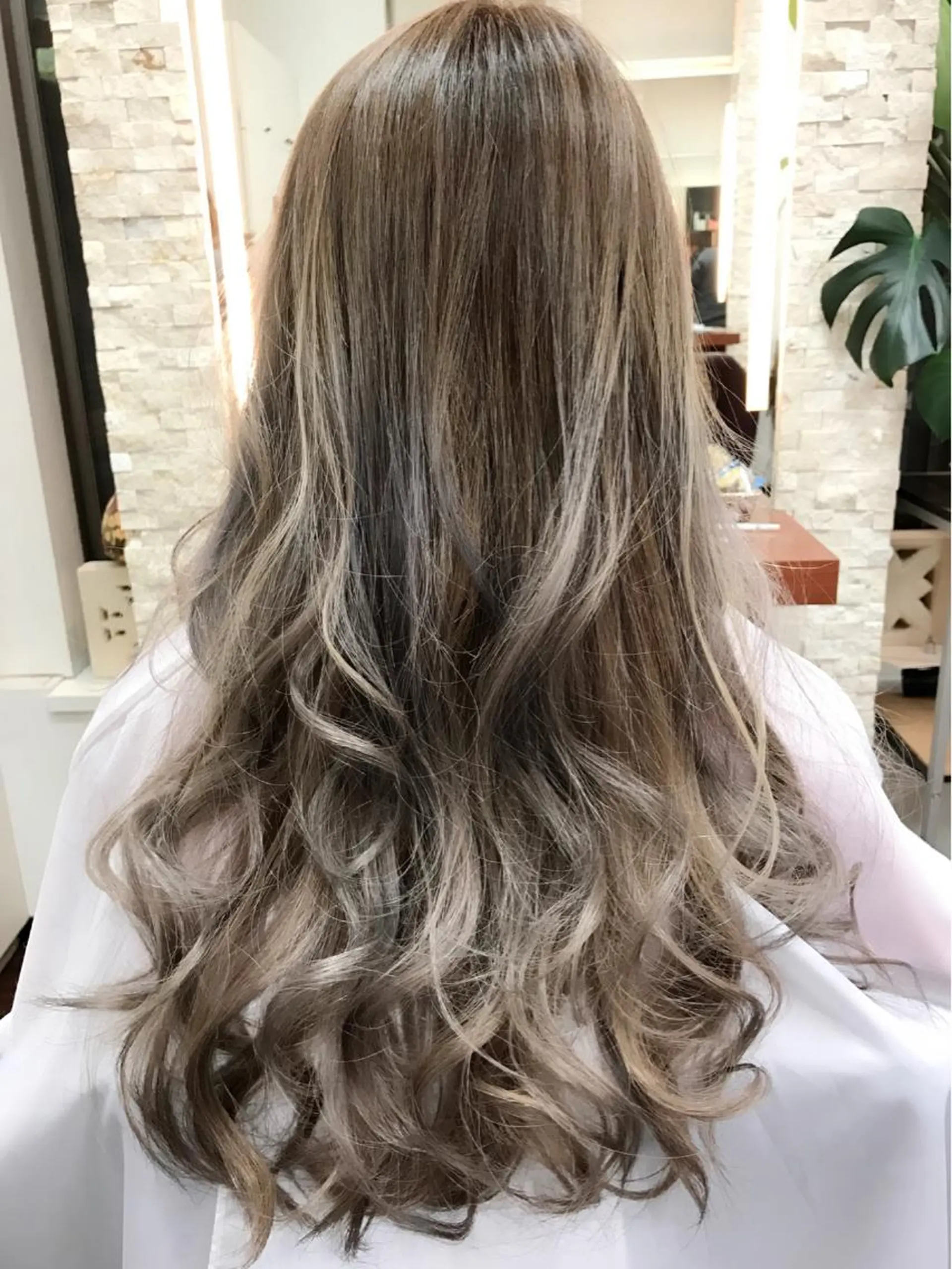 ロング カラー バレイヤージュ グラデーションカラー レイヤーカット 20代半ば上質なへア ケア 髪質改善 大西のヘアスタイル