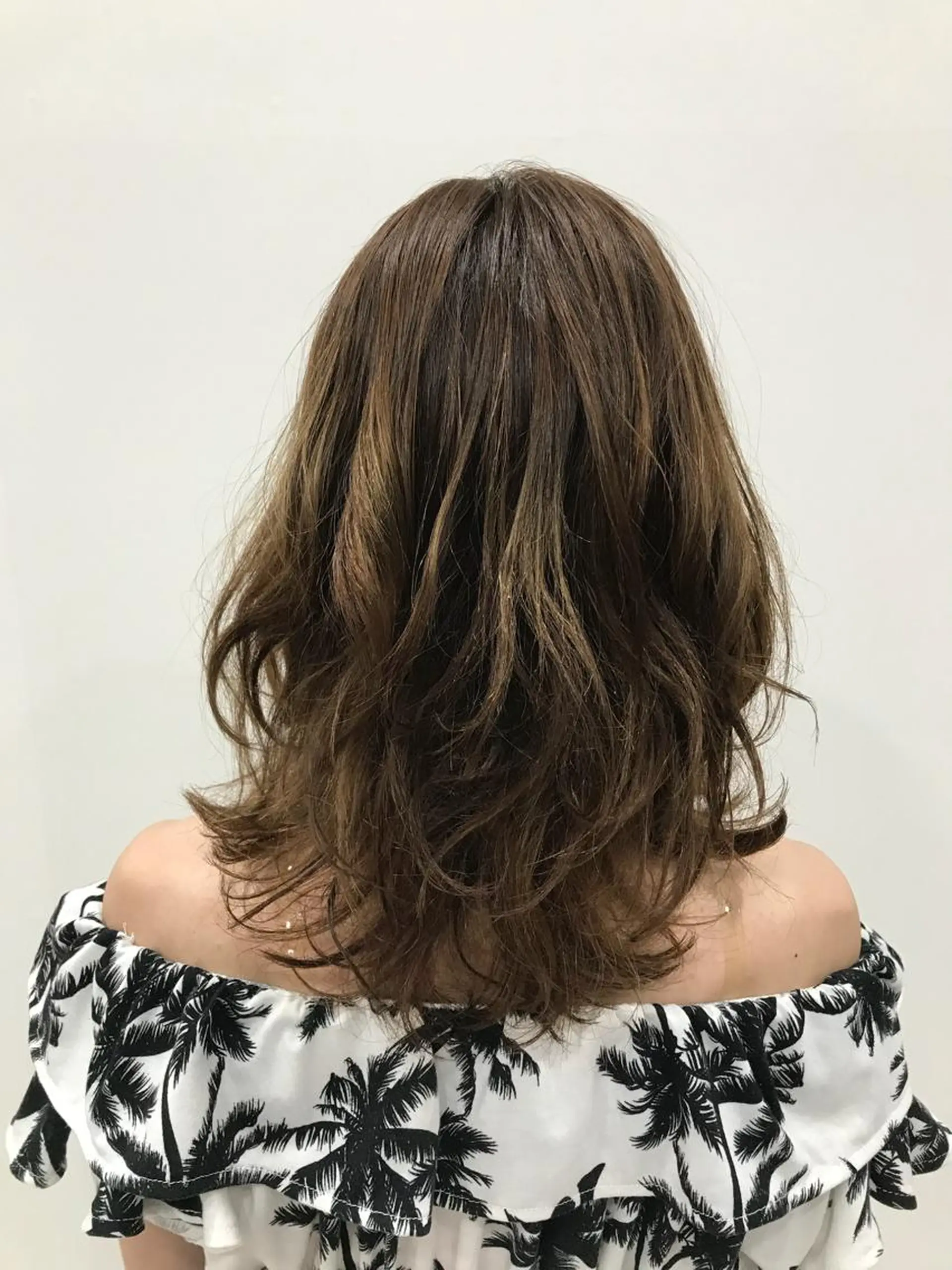 ミディアム カラー パーマ ハイライトカラー ハイライト 佐山 聖玲奈のヘアスタイル