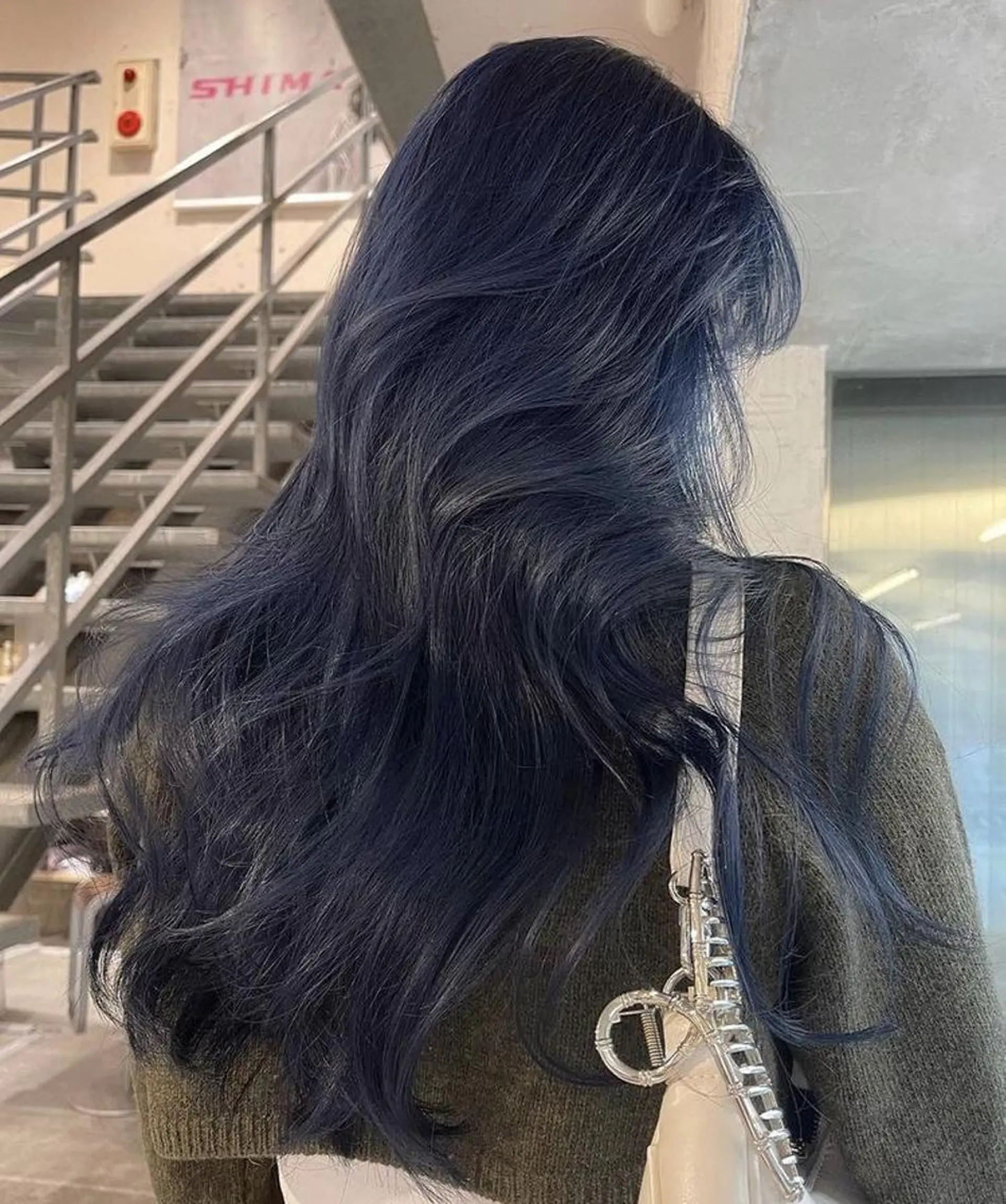 ロング カラー ブリーチ ネイビーカラー サキ🤍ハイトーン 🩰くびれ巻きヘアのヘアスタイル