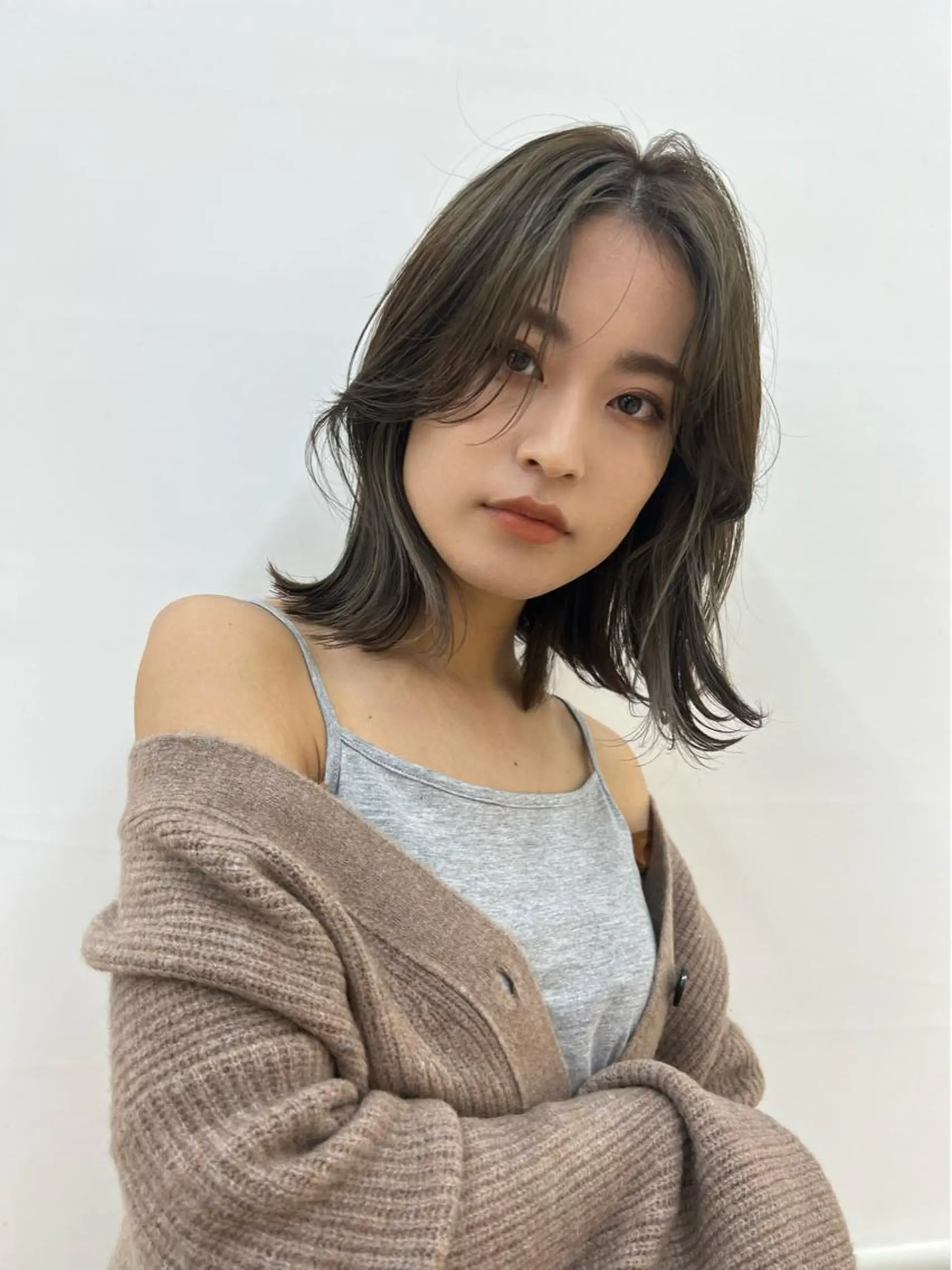 ミディアム カラー ベージュカラー グレージュ ボブ くびれヘア くせ毛 ヘアカラー トリートメント ニュアンスレイヤー ハイトーンカラーのヘアスタイル