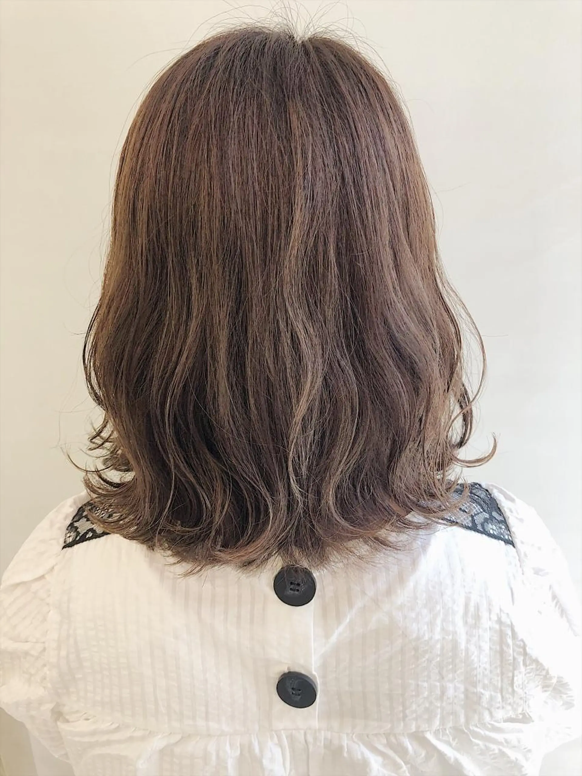 ミディアム カラー ベージュカラー フォギーベージュ ハイライトカラー ハイライト カット ヘアカラー 齋藤 咲のヘアスタイル