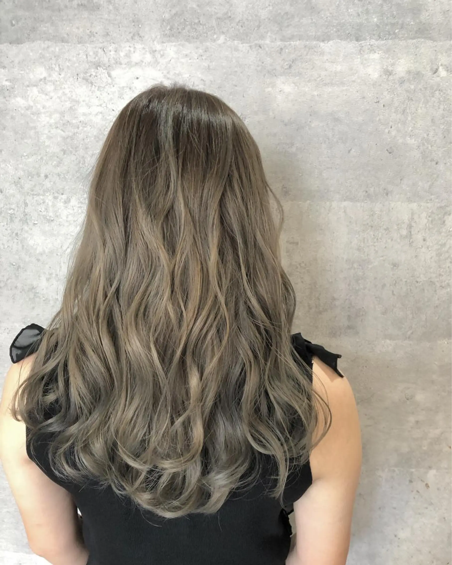 ロング カラー グレージュ i  plus＋所属・髪質改善で 憧れの潤艶美髪にのヘアスタイル