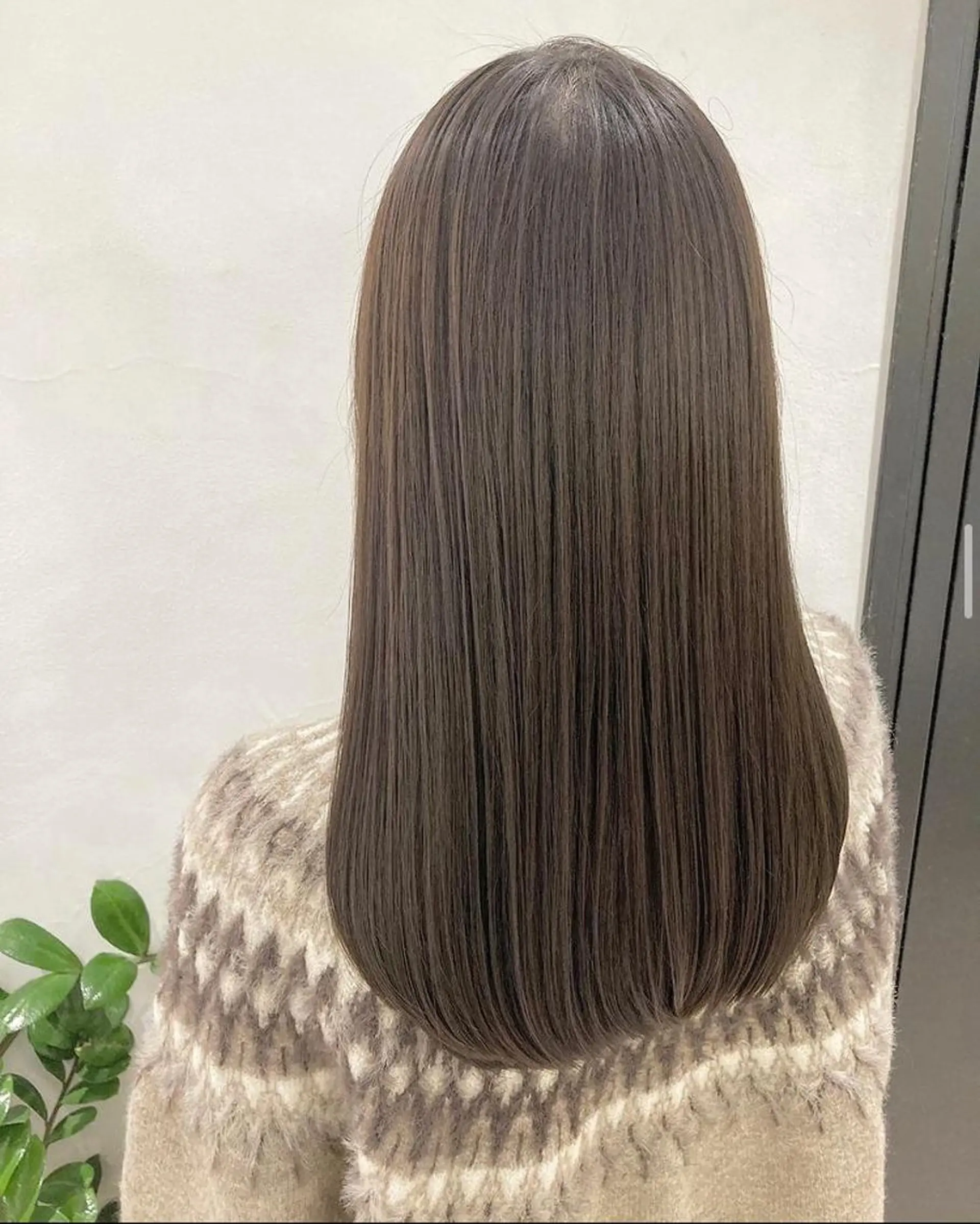 セミロング カラー ヘアアレンジ アッシュ ブリーチ 透明感カラー グレージュ ハイトーンカラー エグチ アキラのヘアスタイル