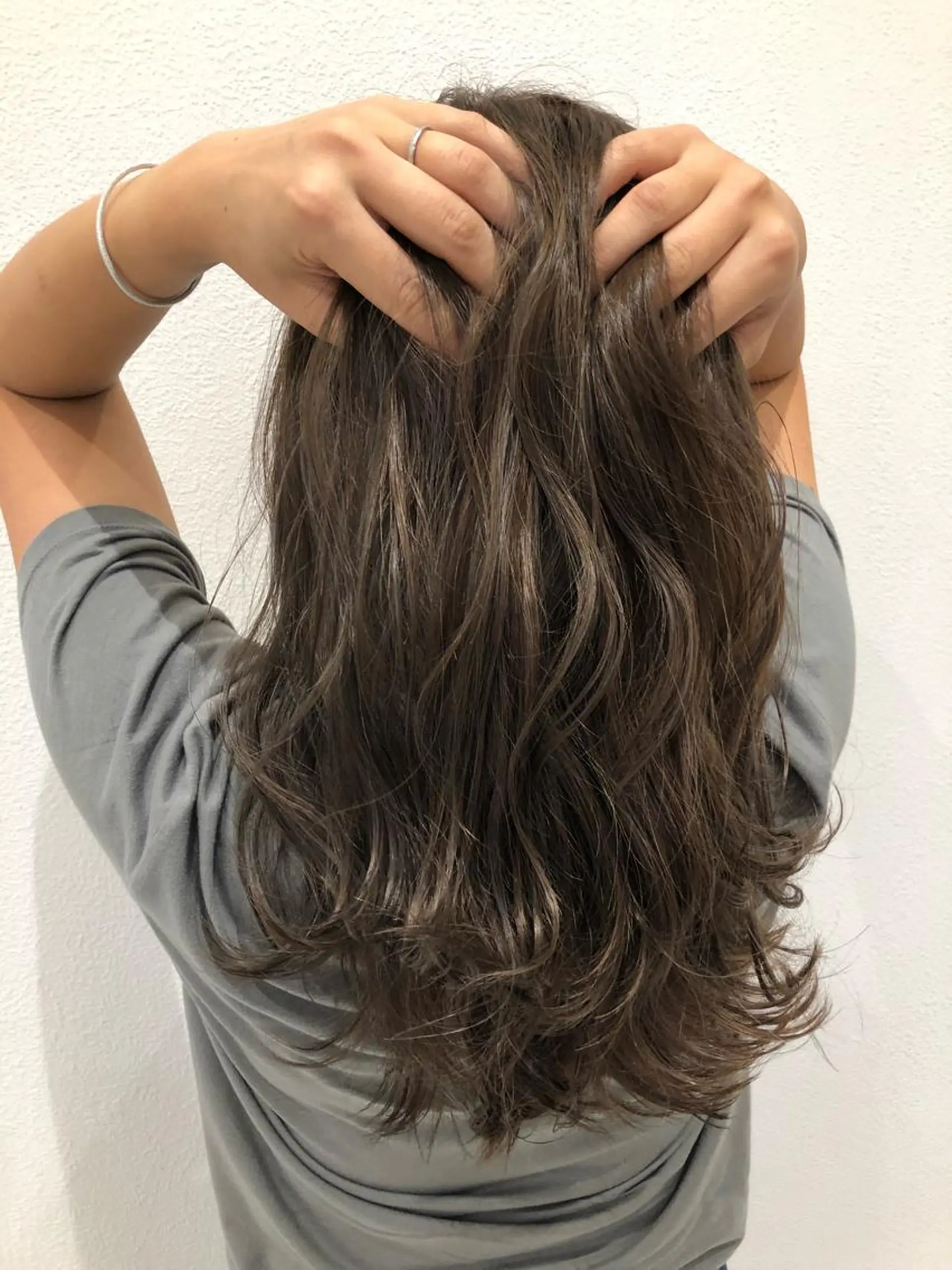 セミロング ハイライト カット ヘアカラー トリートメント 岸 保奈美のヘアスタイル