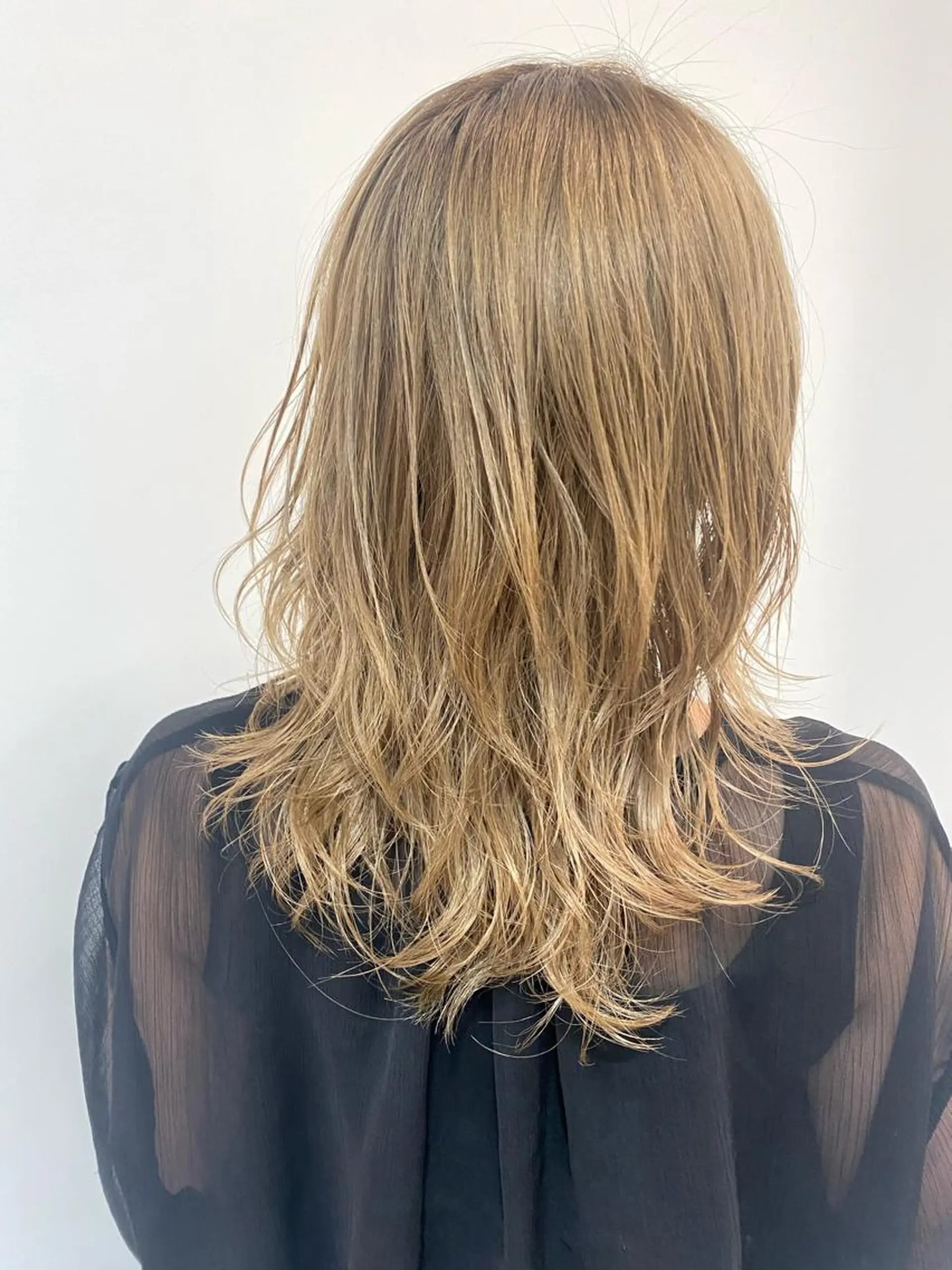 セミロング レイヤーカット ウルフカット ウルフレイヤー 色素薄めカラー❤︎ chihiroのヘアスタイル