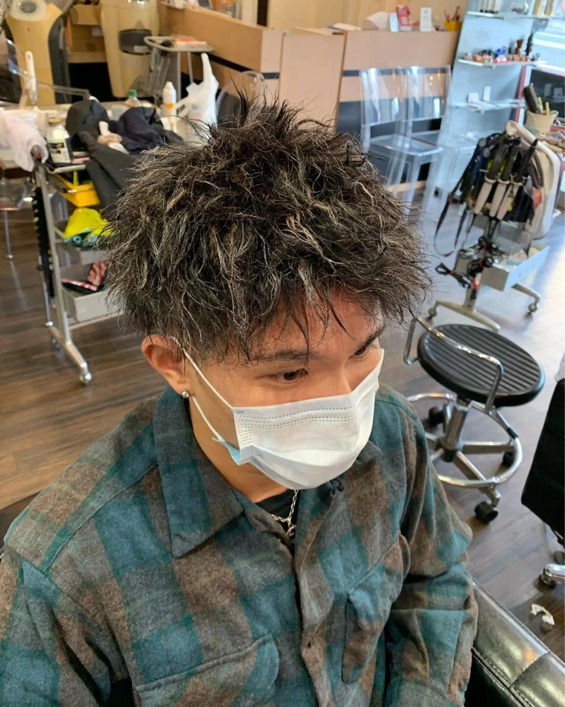 ショート カラー パーマ メンズ メンズブリーチ メンズハイライト マッシュ ツーブロック ベージュカラー カット パーマ トリートメント 西尾 太郎のヘアスタイル
