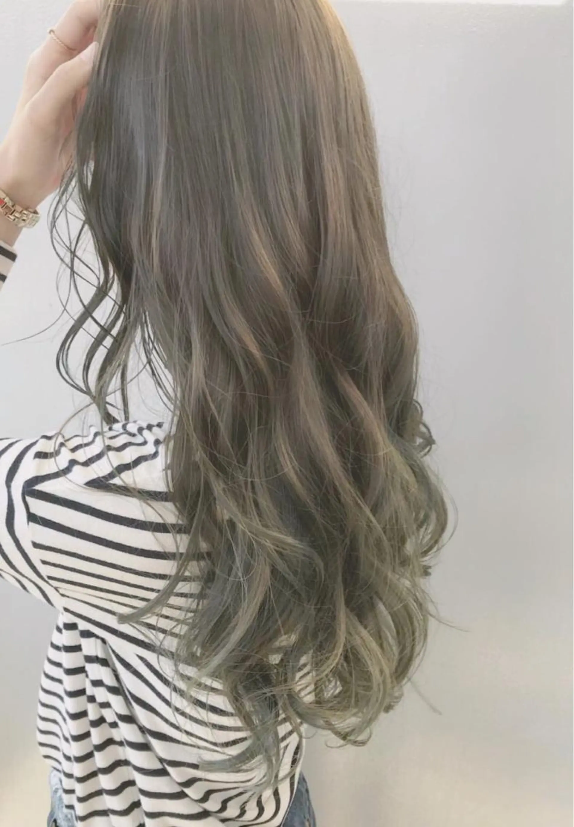 ロング カラー ヘアアレンジ ベージュカラー ブリーチ ハイライトカラー オリーブベージュ ハイライト topstylist 芳賀みなみのヘアスタイル