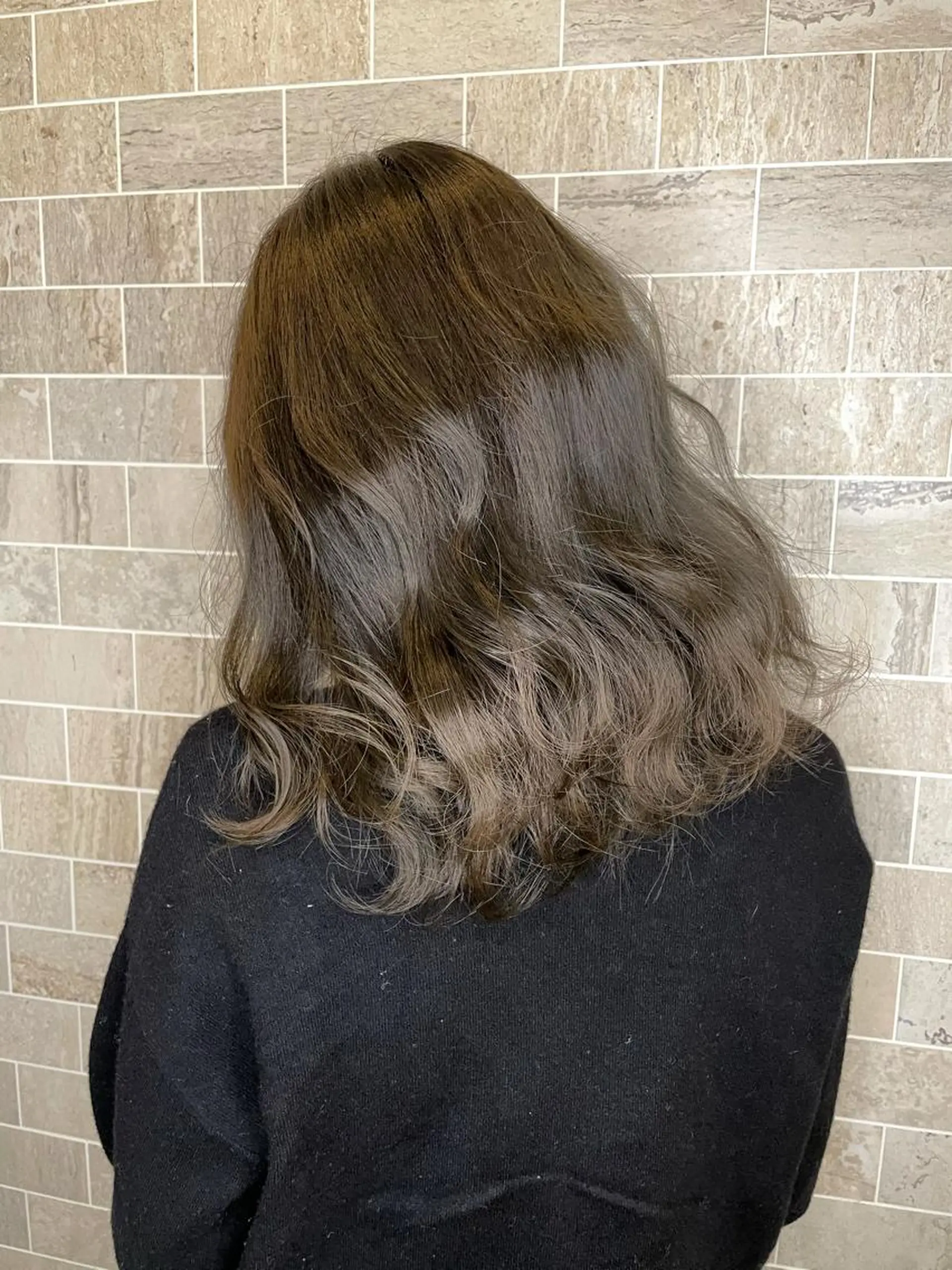 セミロング ブリーチ毛矯正.髪質 改善.髪にドラマをのヘアスタイル