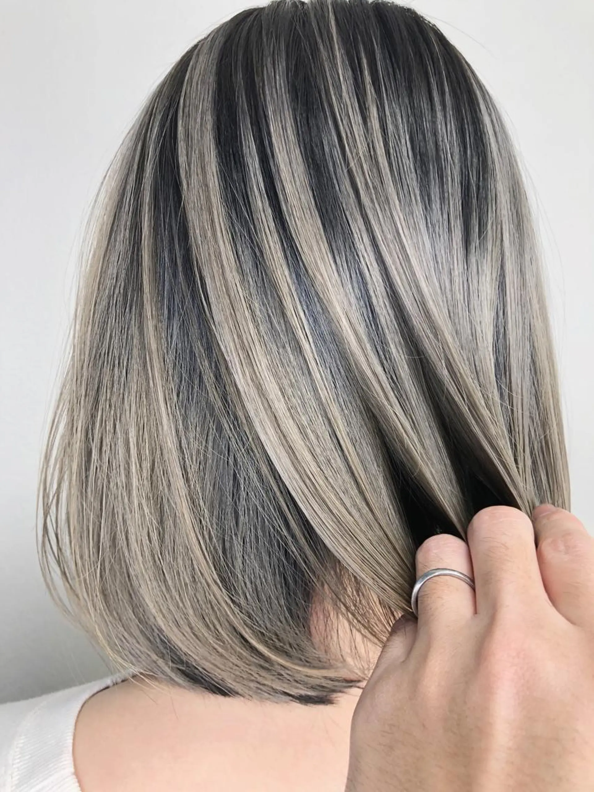 ショート カラー アディクシーカラー バレイヤージュ ベージュカラー ブリーチ ケアブリーチ ito. ブリーチ/髪質改善のヘアスタイル