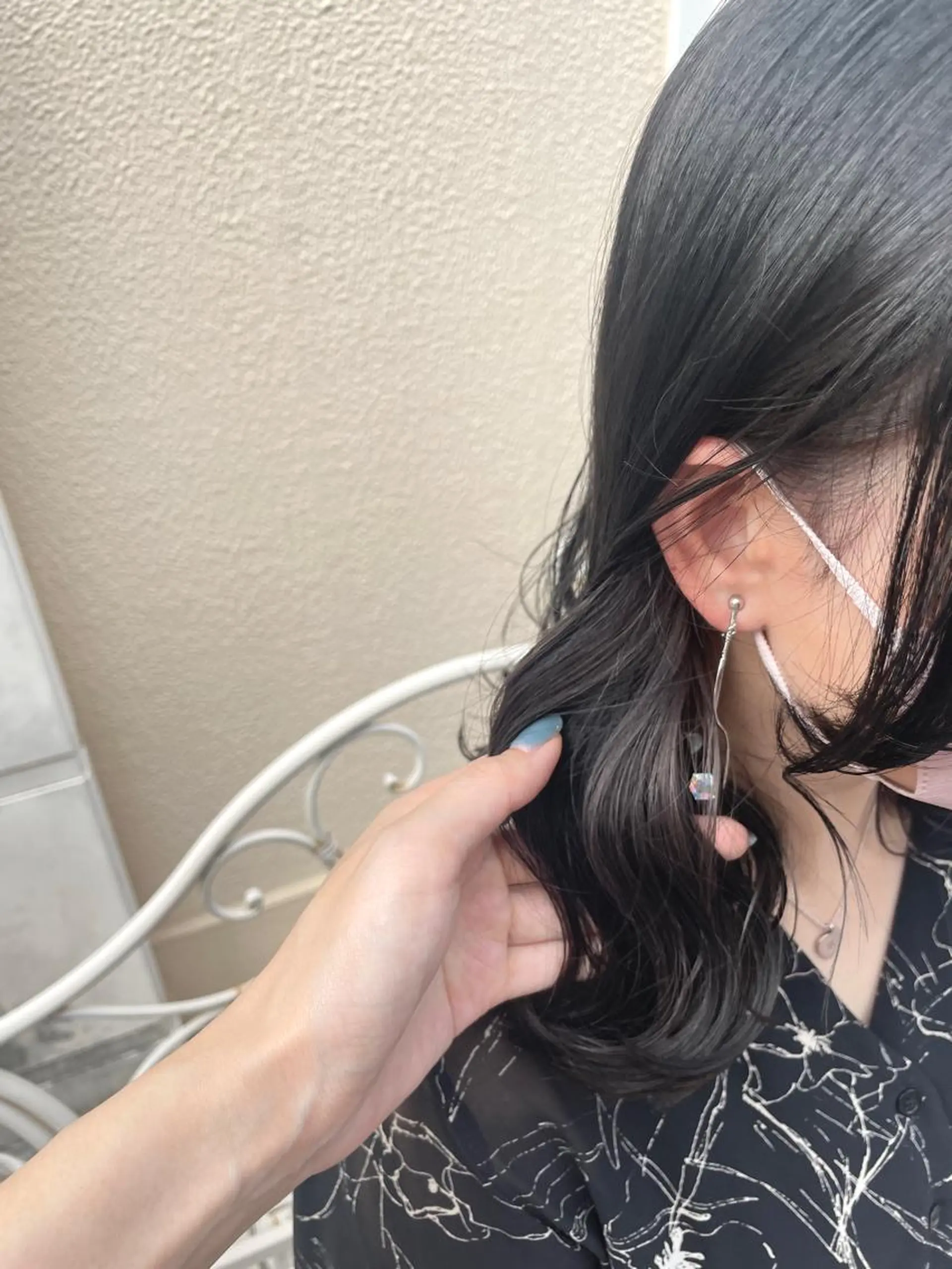ミディアム カラー 黒髪 ブルーカラー ブルーブラック ブルージュ ダークグレー カット ヘアカラー トリートメント BEBE所属・ブリーチなし 透明感カラーKANAのヘアスタイル