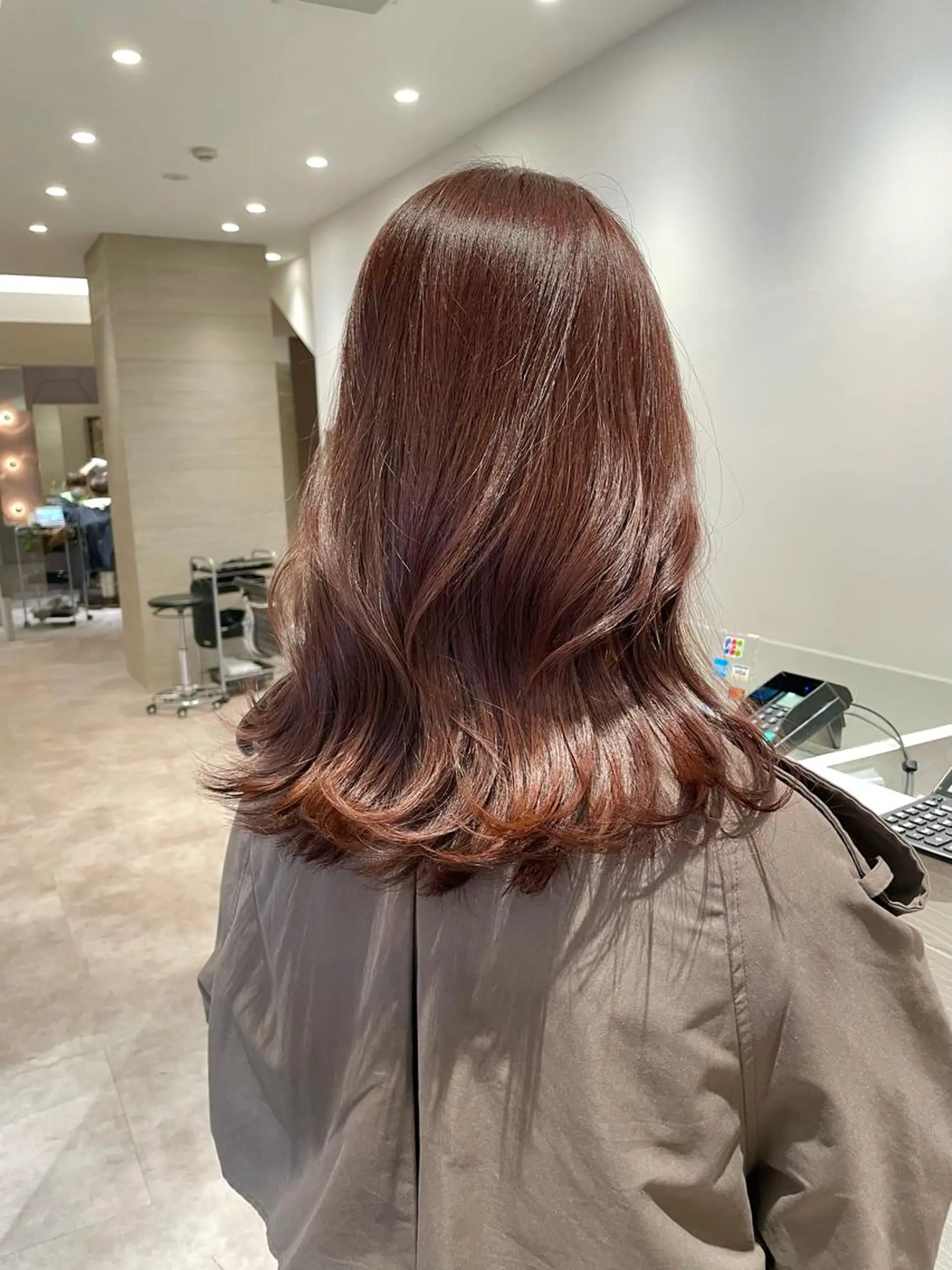 セミロング NEST by chord （ネストバイコード）所属・🤍関根 朋香🤍のヘアスタイル