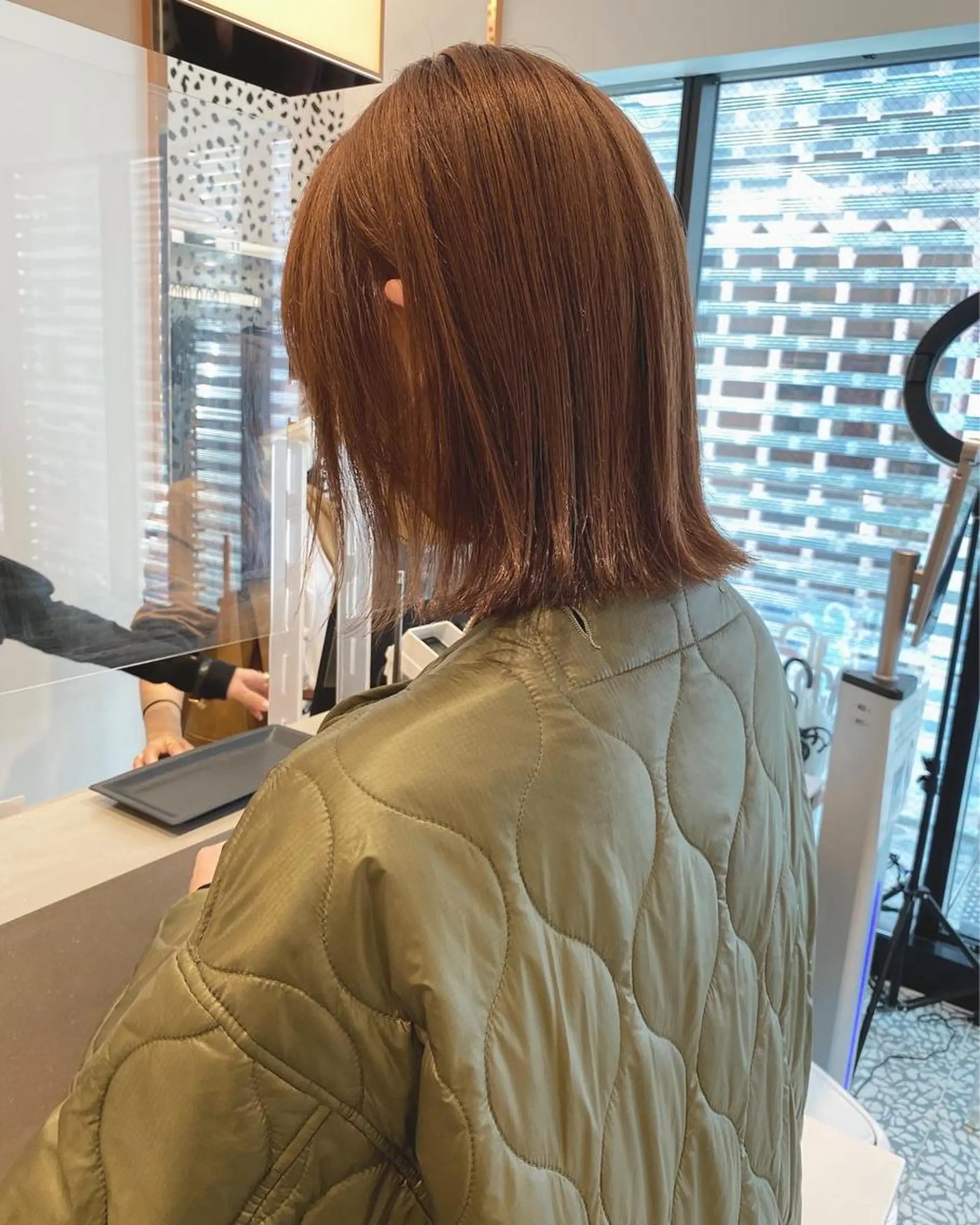 ミディアム カラー ブリーチなしで透け感 暖色カラーボブaoiのヘアスタイル