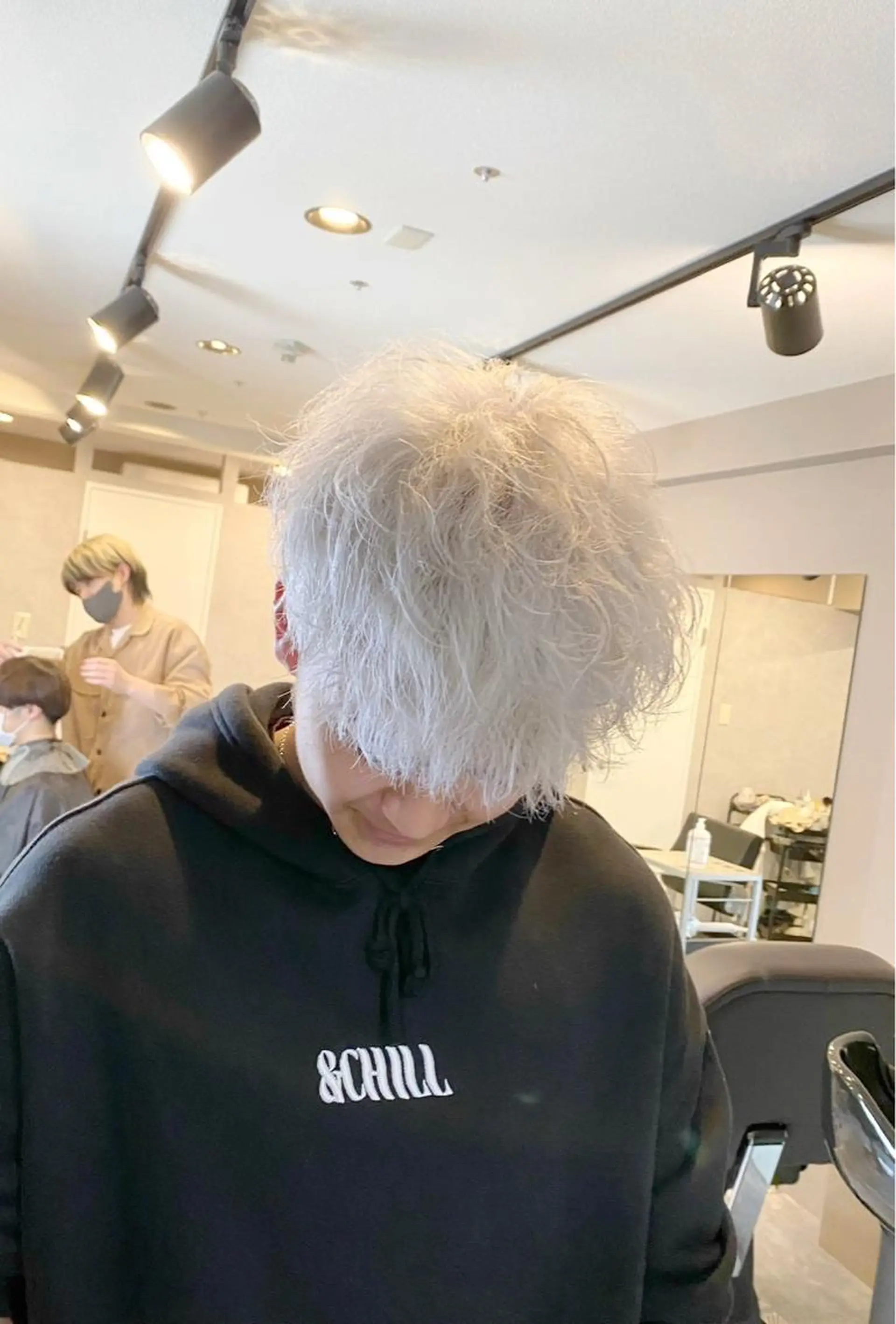 ショート カラー パーマ メンズ アップバング センターパート メンズハイトーン モヒカン マッシュ 森下 佑大のヘアスタイル
