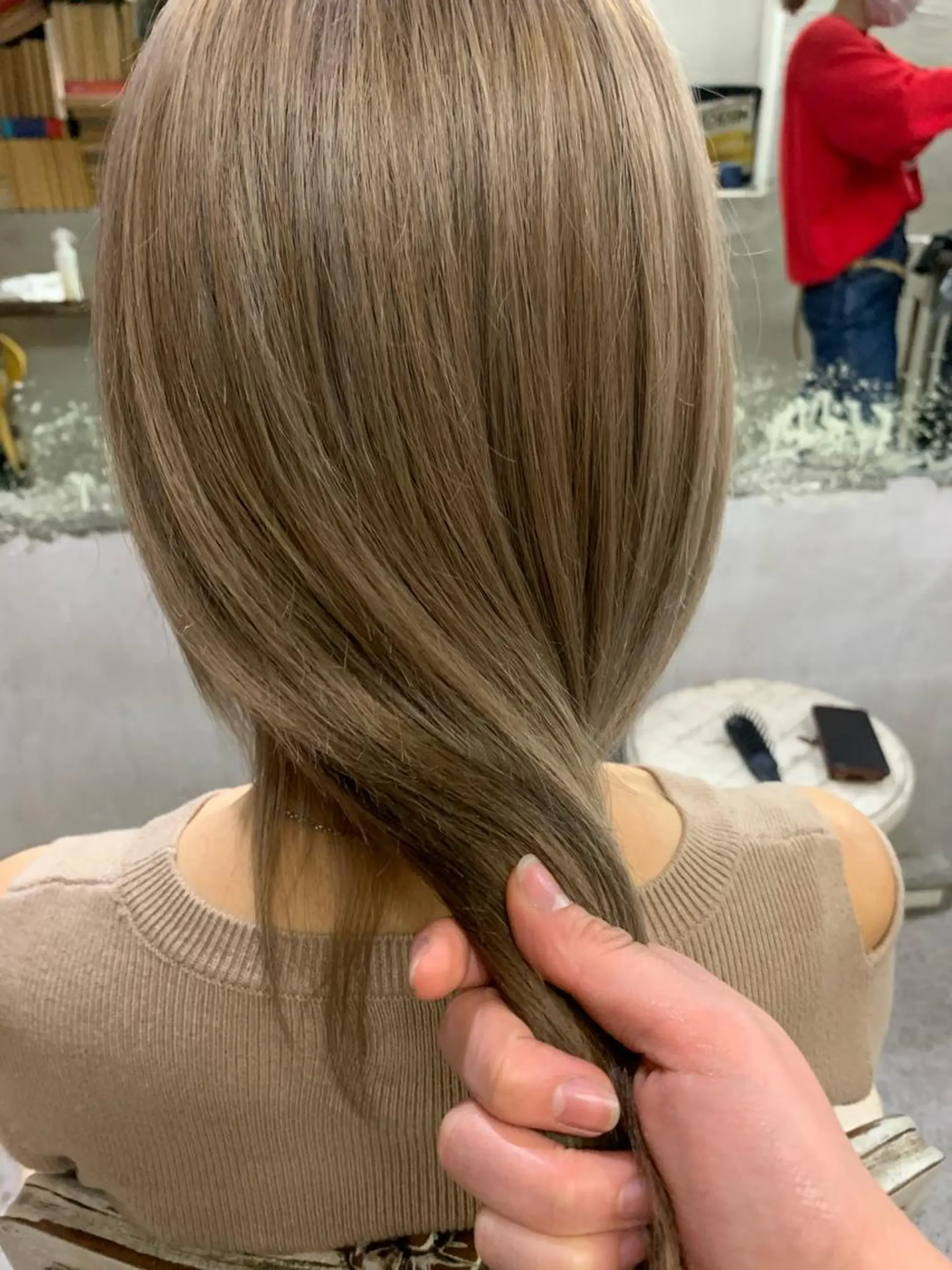 セミロング カラー ベージュカラー ブリーチ ハイトーンカラー ミルクティーベージュ 似合わせカラー🫶 小川千波のヘアスタイル