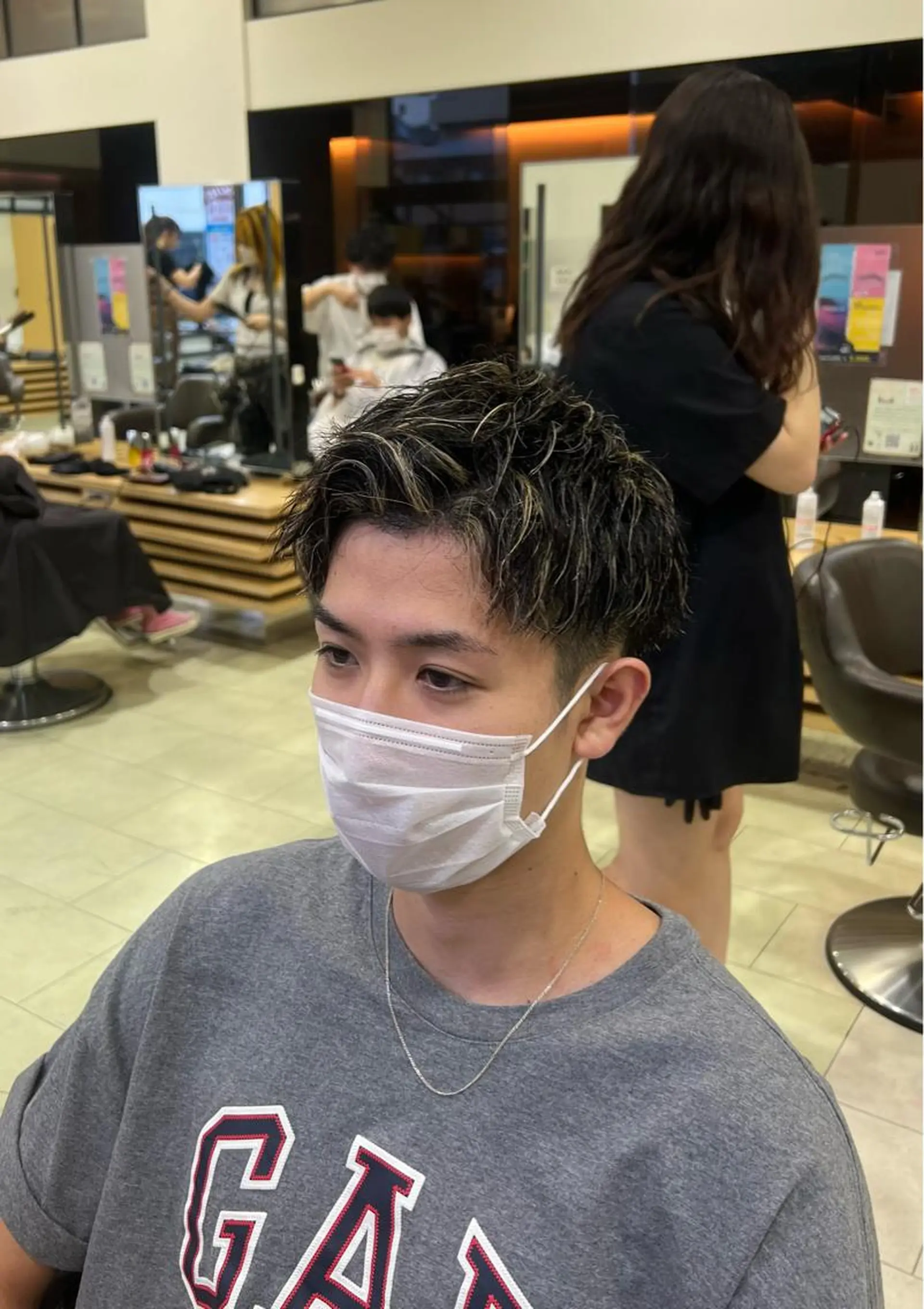 ショート パーマ メンズ アイブロウ カット ヘアカラー パーマ ダウンパーマ🇰🇷 毛流れパーマ【かな】のヘアスタイル