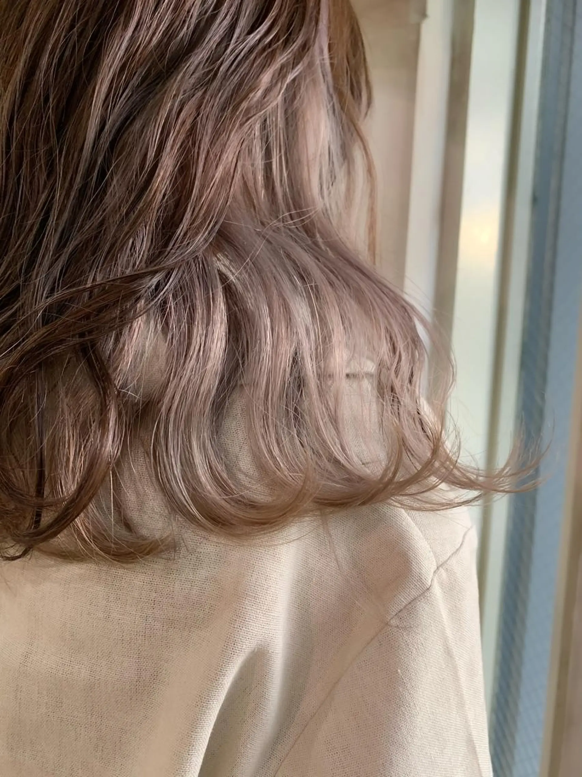 セミロング カラー ベージュカラー ミルクティーベージュ ヘアカラー トリートメント 透明感カラー特化型 NAOKIのヘアスタイル