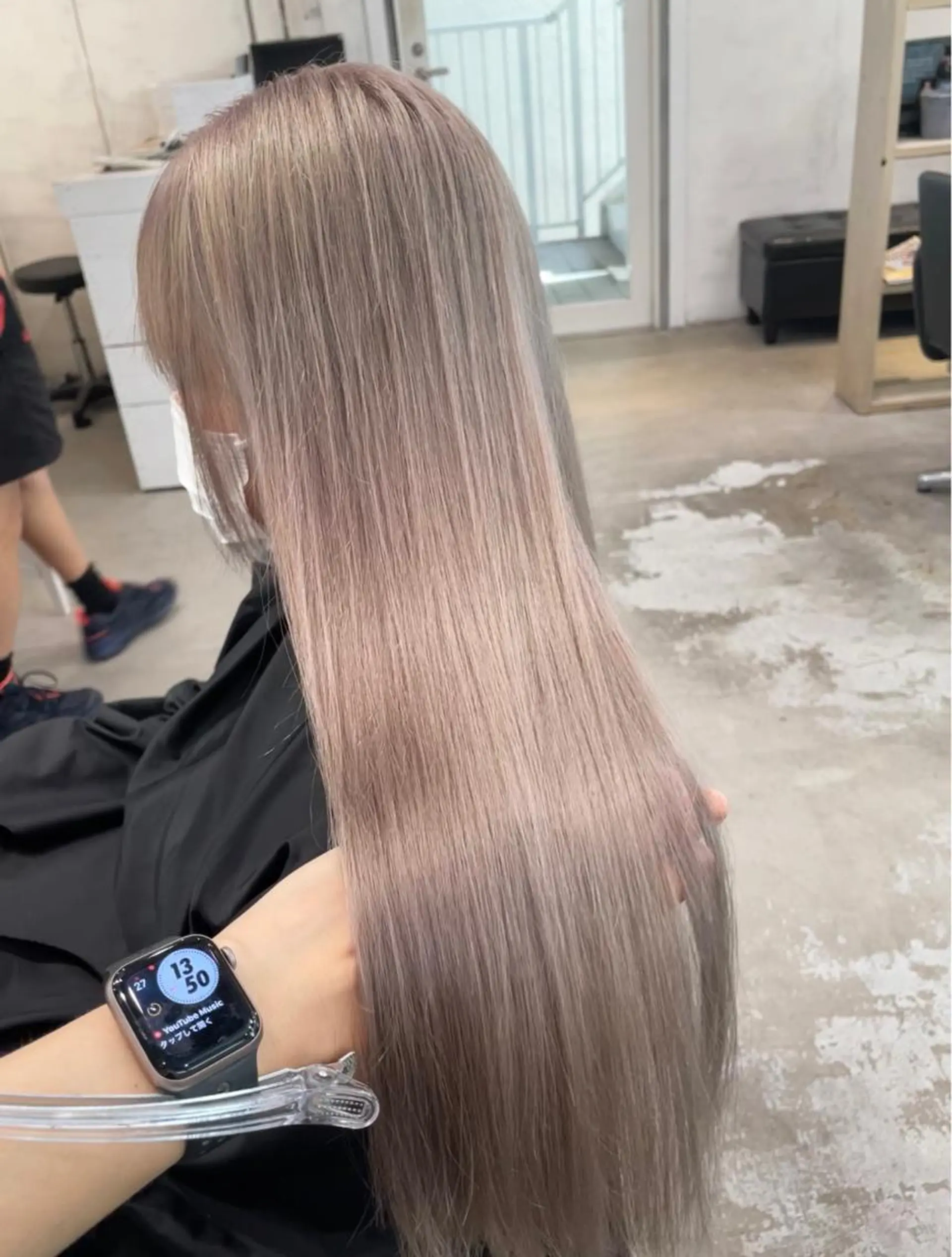 セミロング カラー ブリーチ ブロンド ホワイトブロンド タニ トモのヘアスタイル