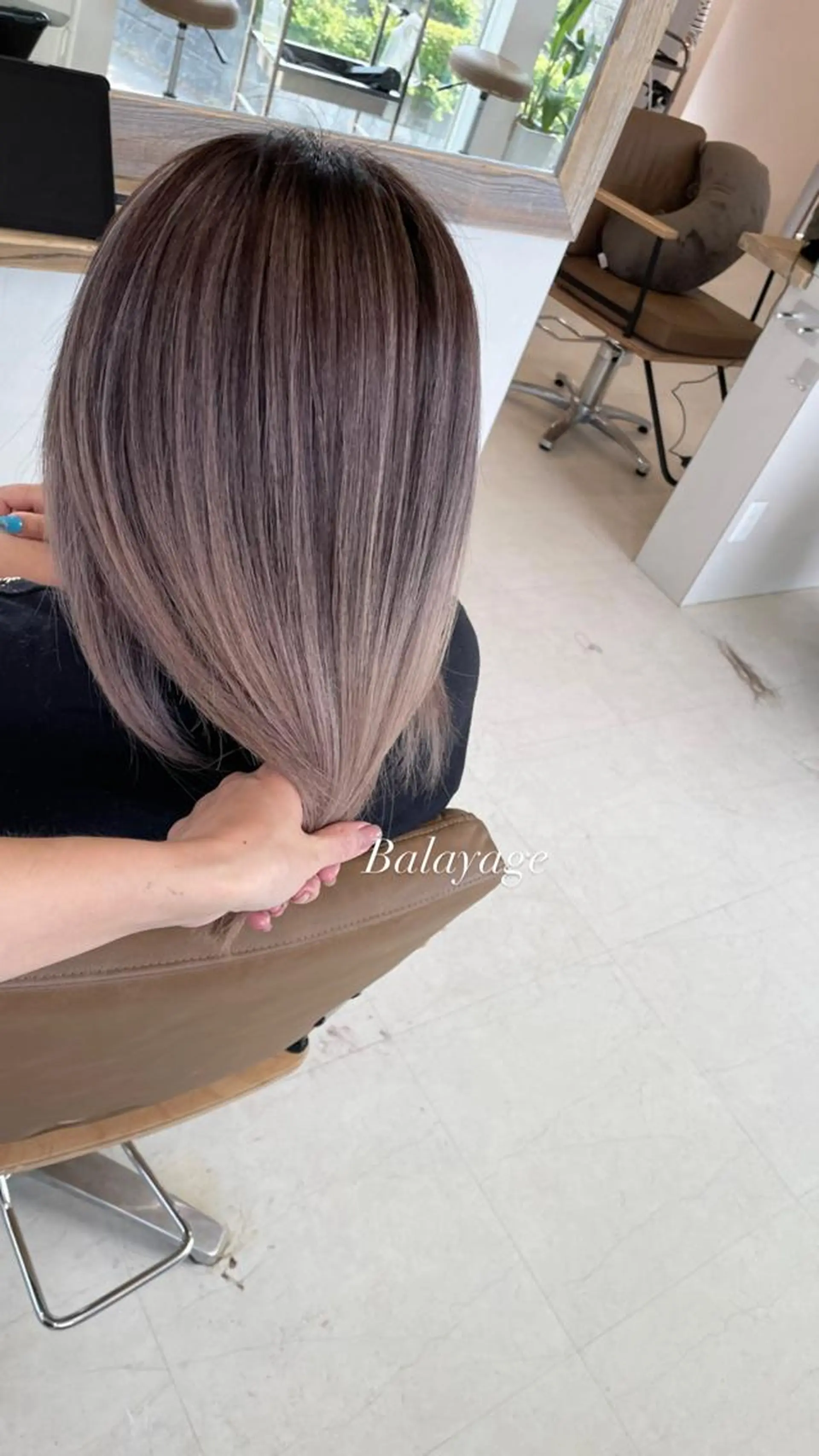 セミロング ヘアカラー アルーナビューティデザイン所属・鈴木 妃帆未のヘアスタイル