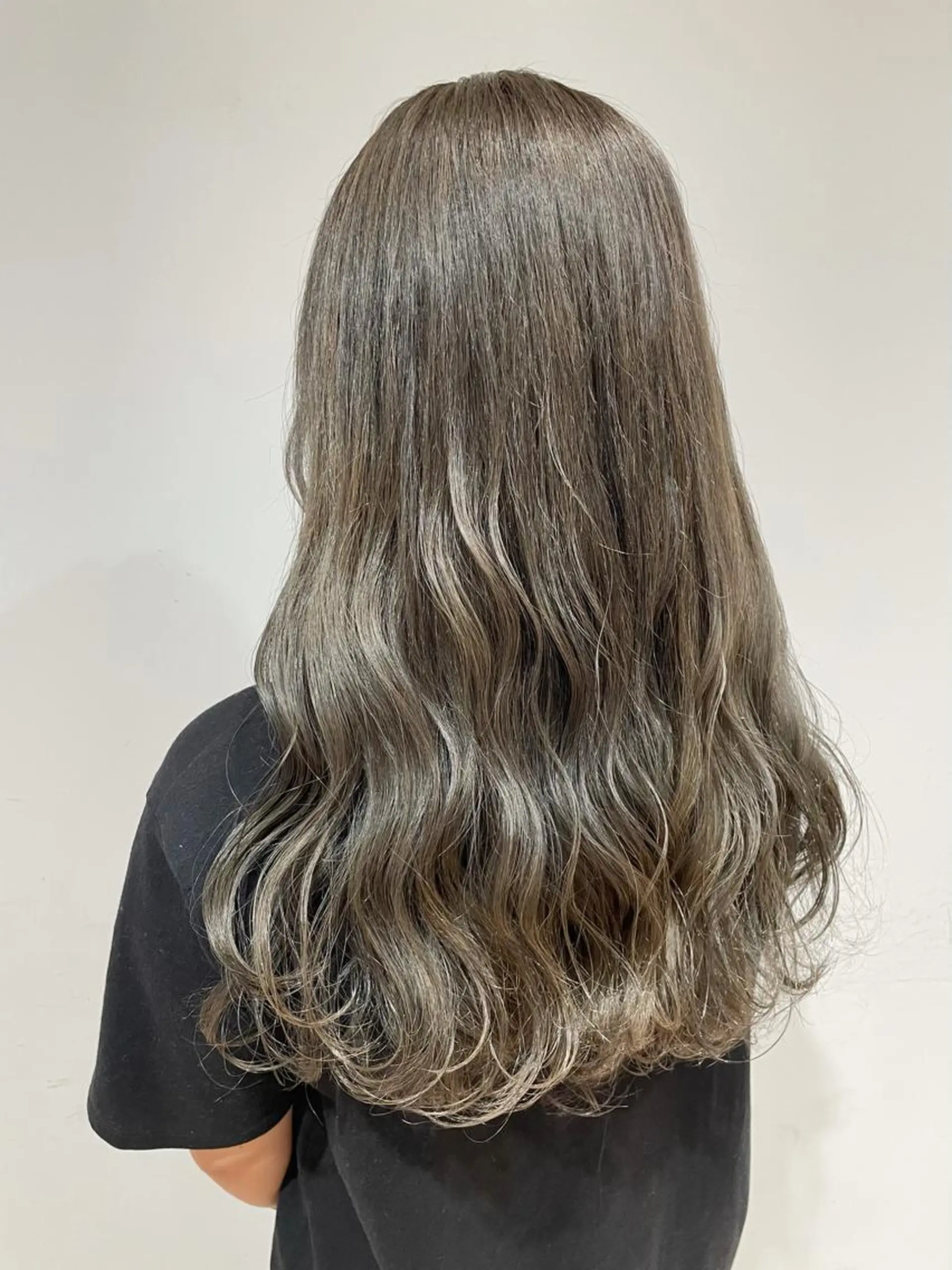 ロング カラー ダブルカラー オリーブグレー 🌈🌸あおき みちる🌟💗のヘアスタイル