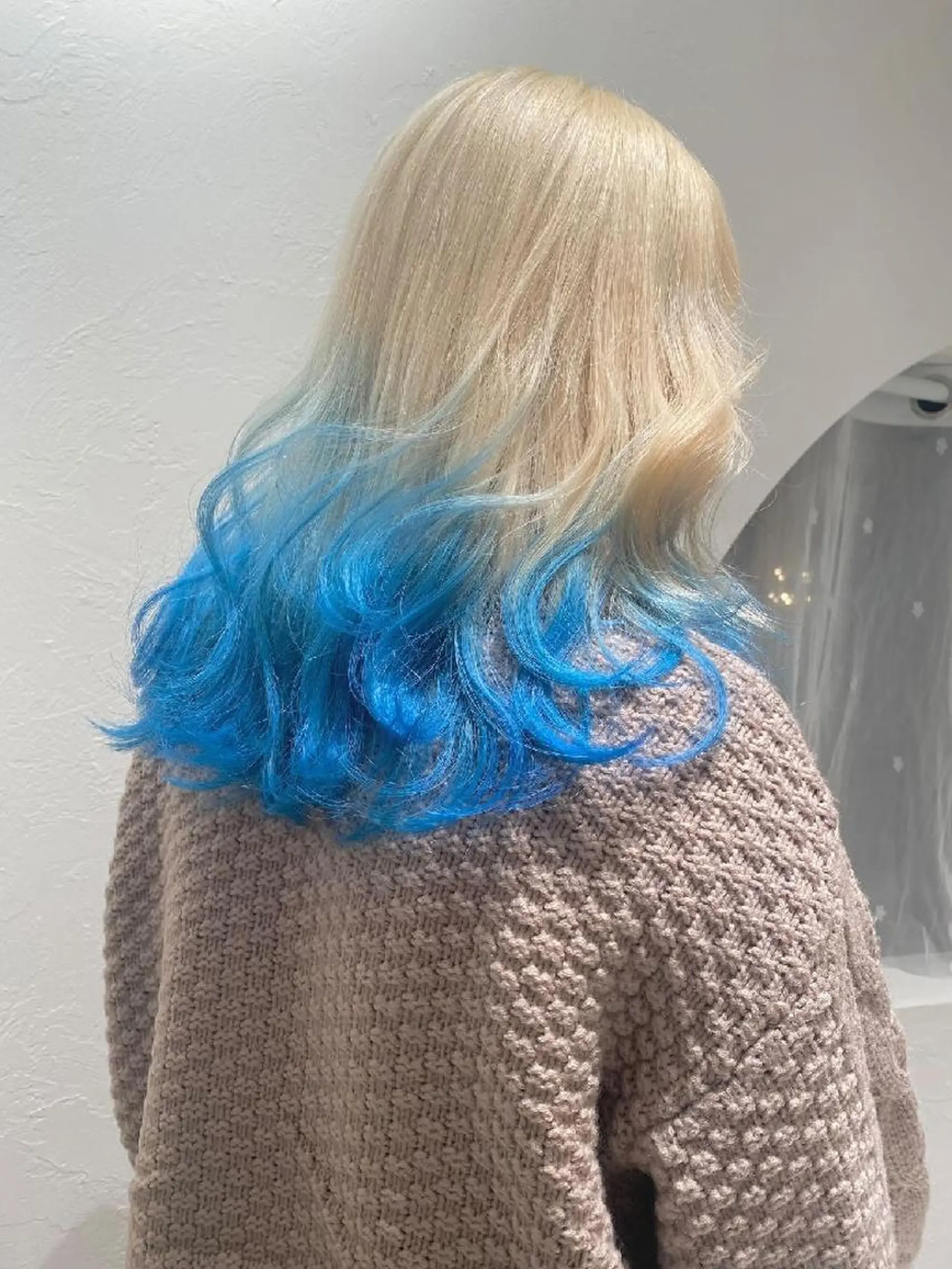 セミロング カラー ブロンド ブルーカラー ホワイトブロンド ORIKA 美容室のヘアスタイル