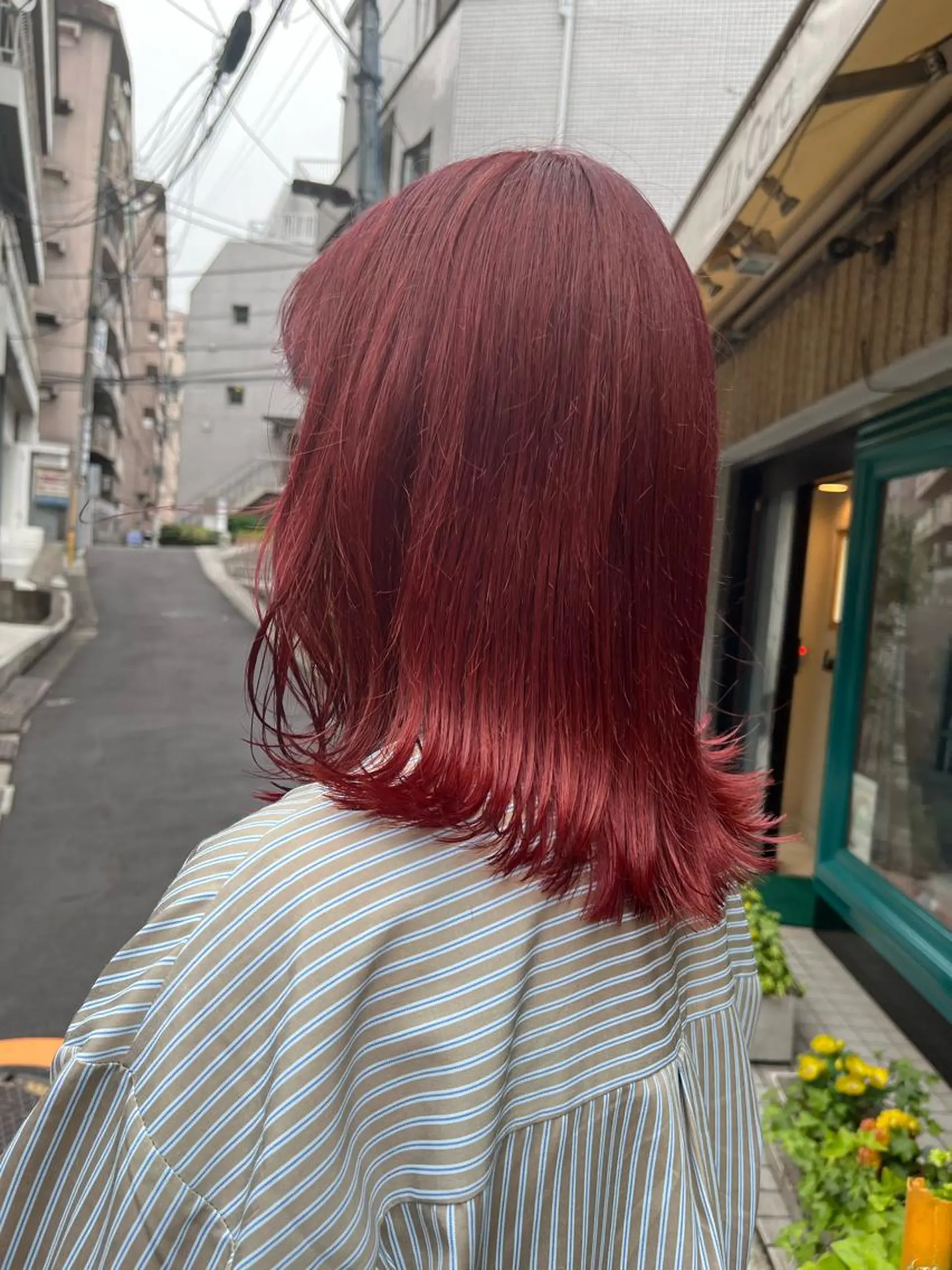 ミディアム カラー ハイトーンカラー レッドカラー 外国人風カラー カジュアルを女っぽく 𝗮𝘆𝗮𝗰𝗼のヘアスタイル