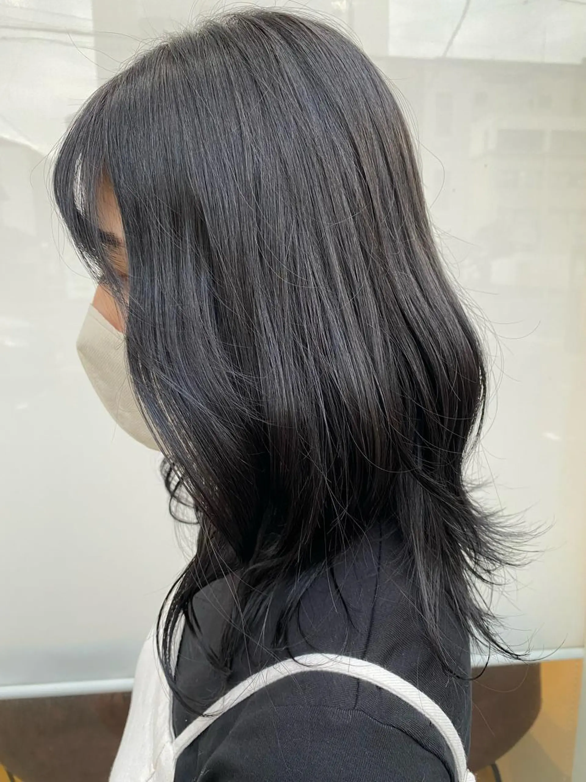 セミロング カラー 黒髪 ブルーカラー ブルーブラック ヘアカラー トリートメント 斎藤 愛菜のヘアスタイル
