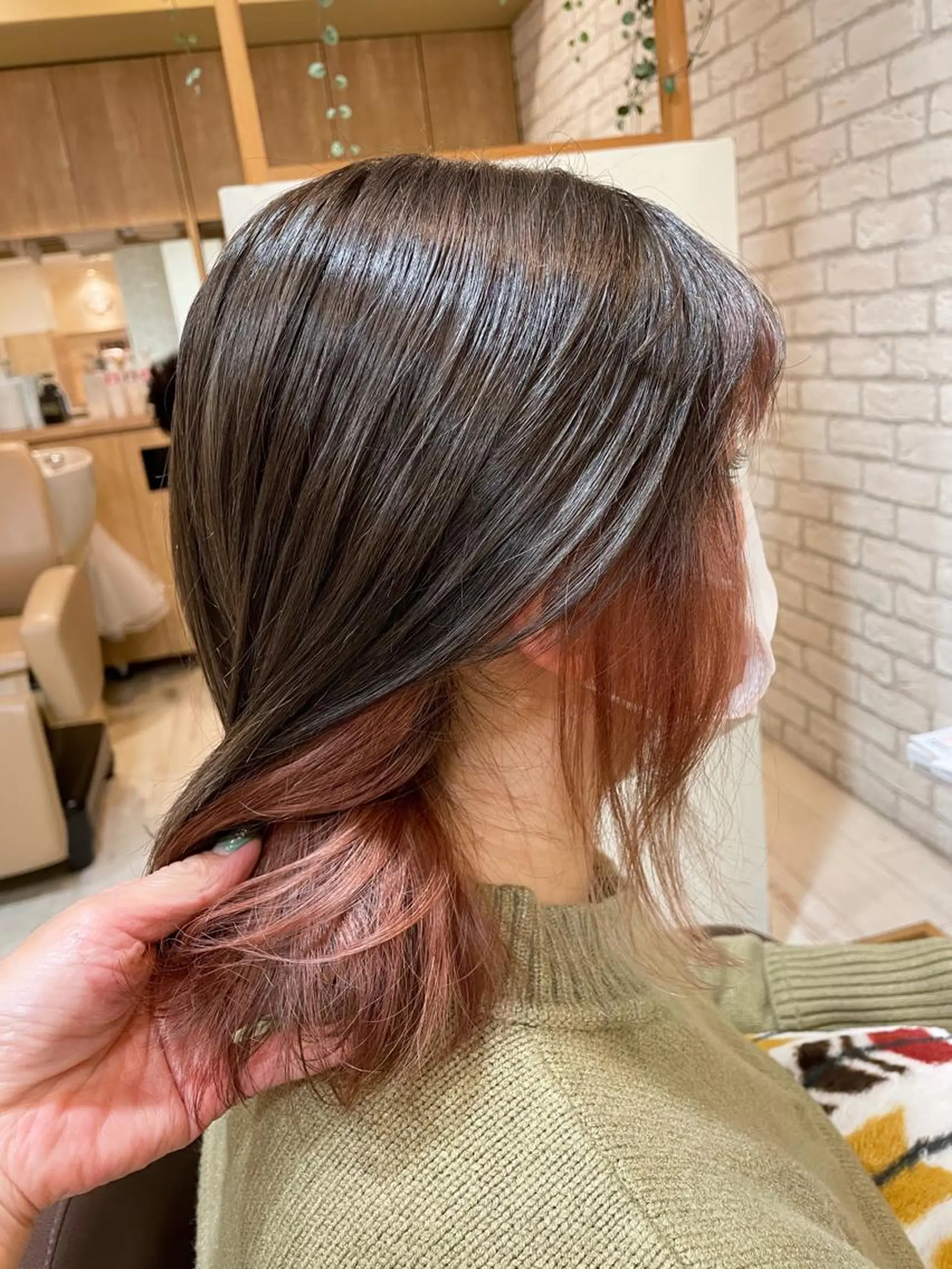 ミディアム カラー アッシュ イヤリングカラー オレンジ カット ヘアカラー トリートメント 清水 有実子のヘアスタイル