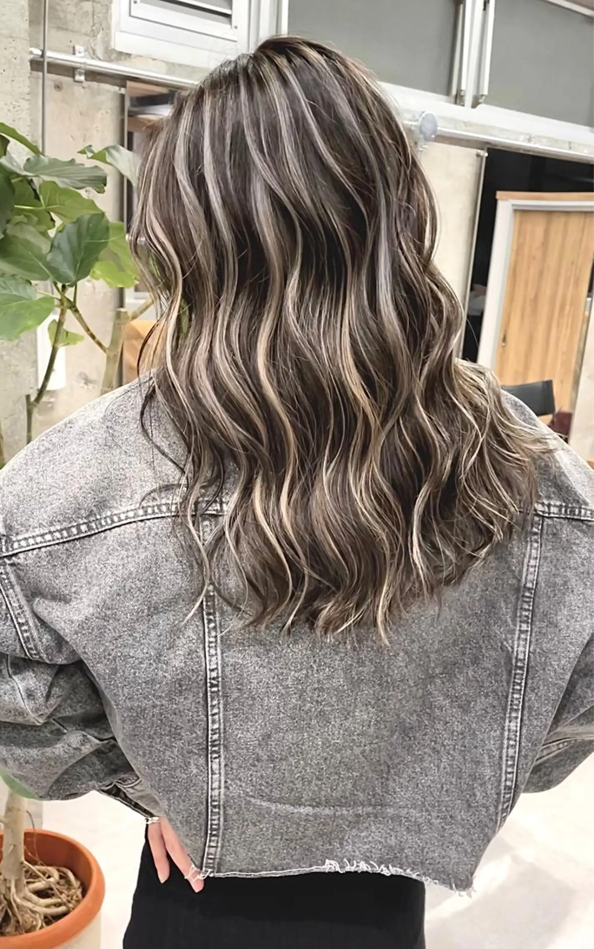 セミロング カラー ベージュカラー ハイライトカラー ハイライト ヘアカラー 🌺KANA🇺🇸 海外トレンドヘアのヘアスタイル