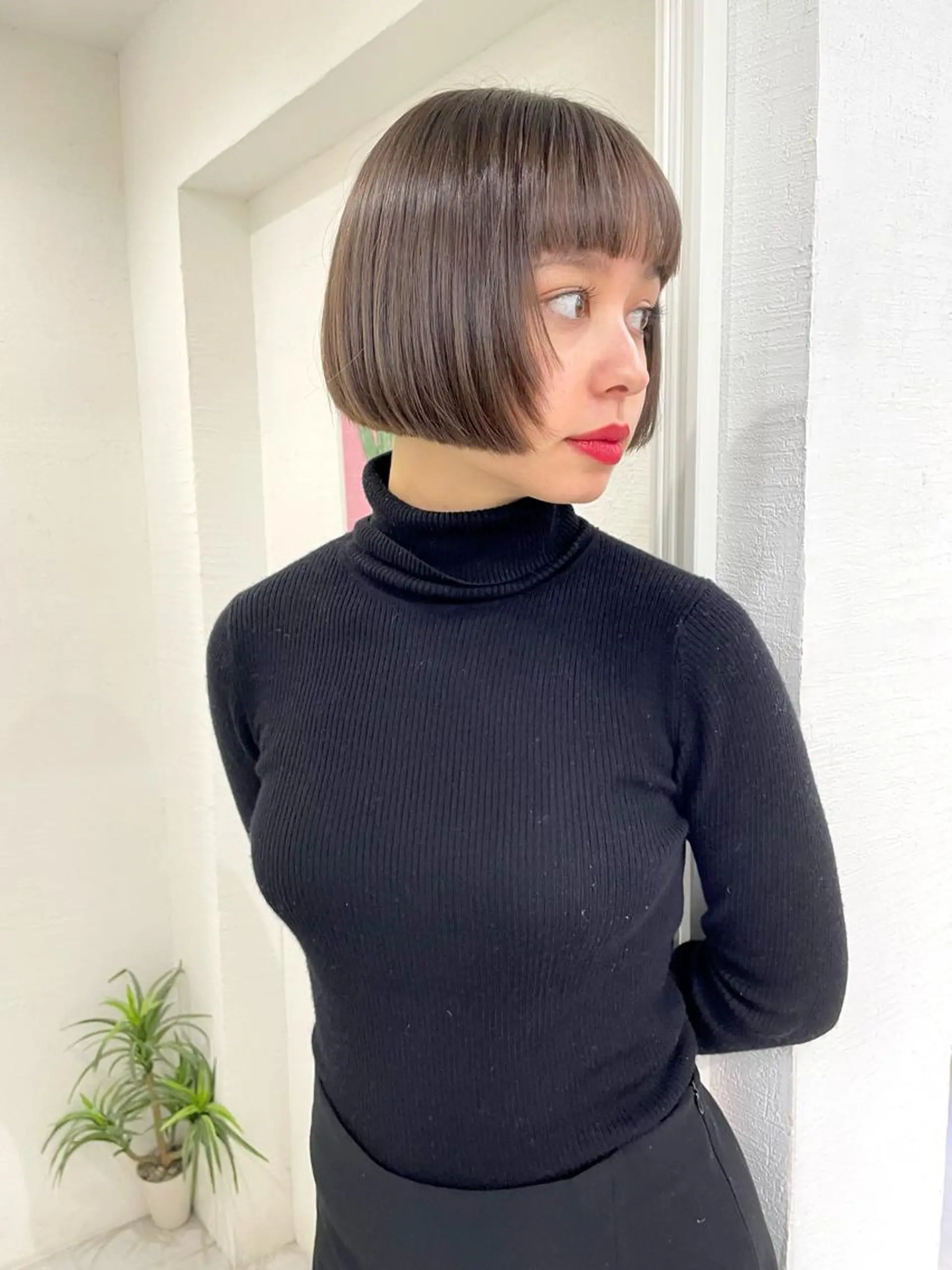 ショート ボブ TOMOYAレイヤー ブリーチ縮毛矯正のヘアスタイル