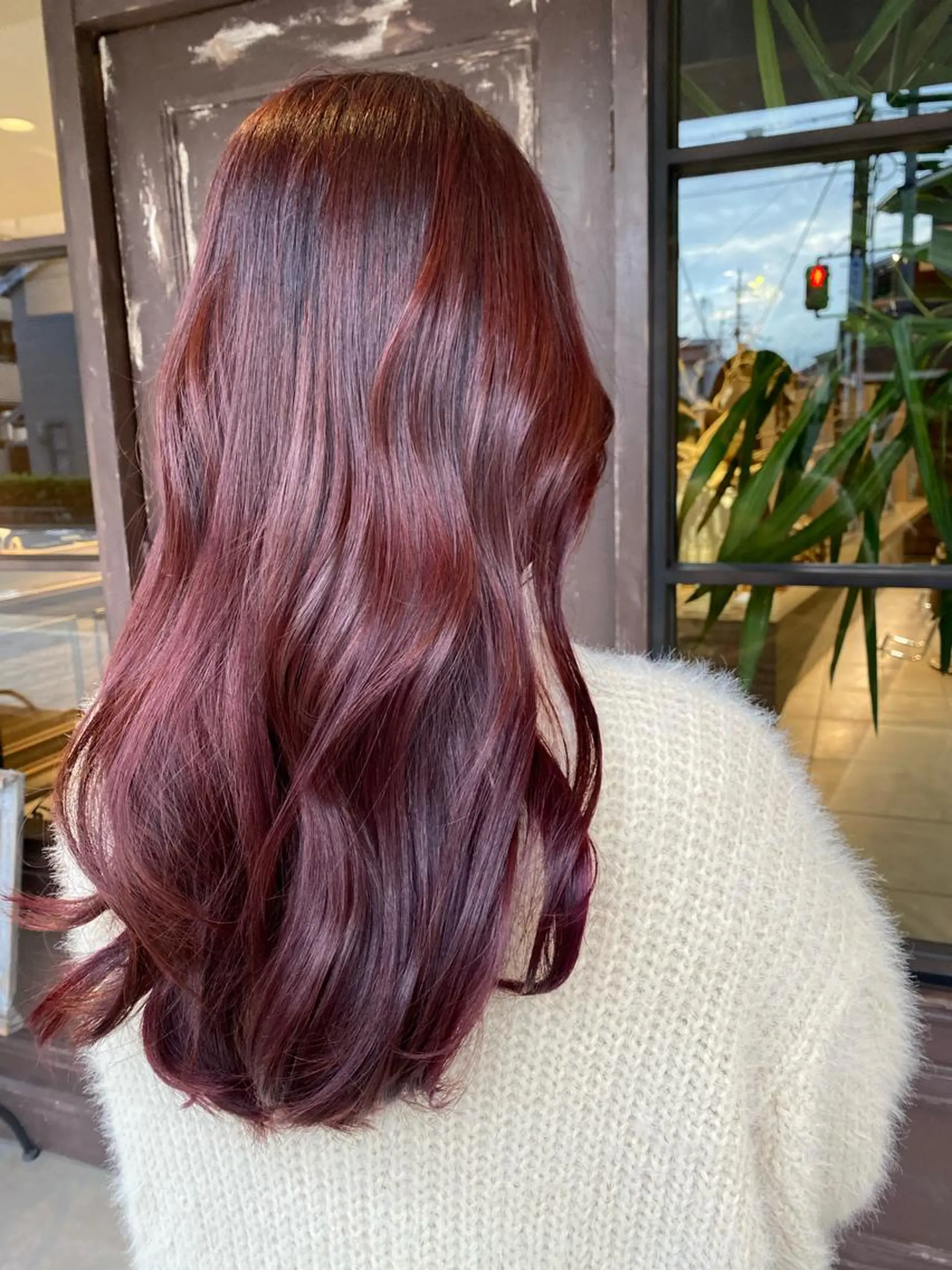 セミロング カラー カシス ピンクカラー カット ヘアカラー 川越 輝梨奈のヘアスタイル