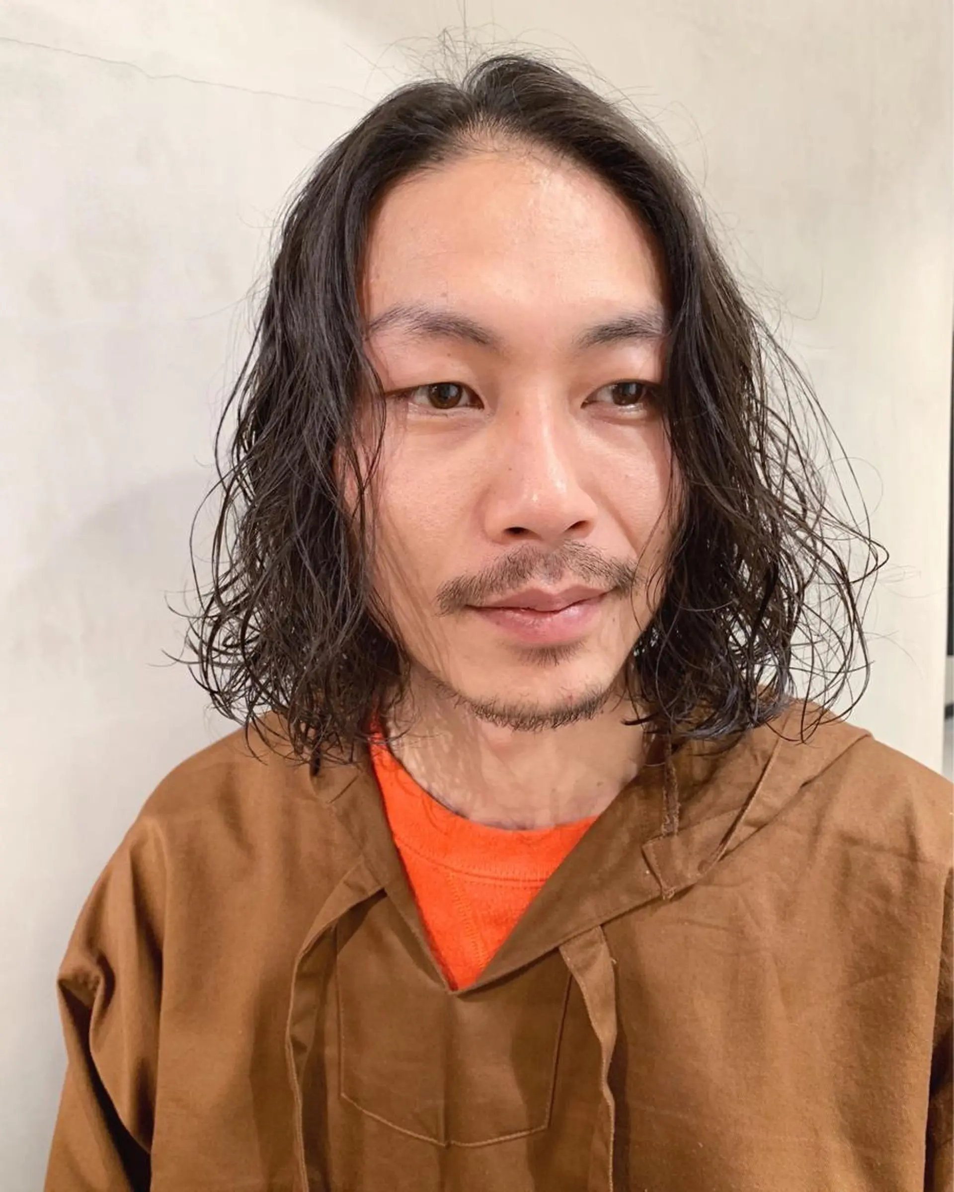 ミディアム パーマ メンズ ミディアムパーマ メンズパーマ カット パーマ トリートメント 優 作のヘアスタイル