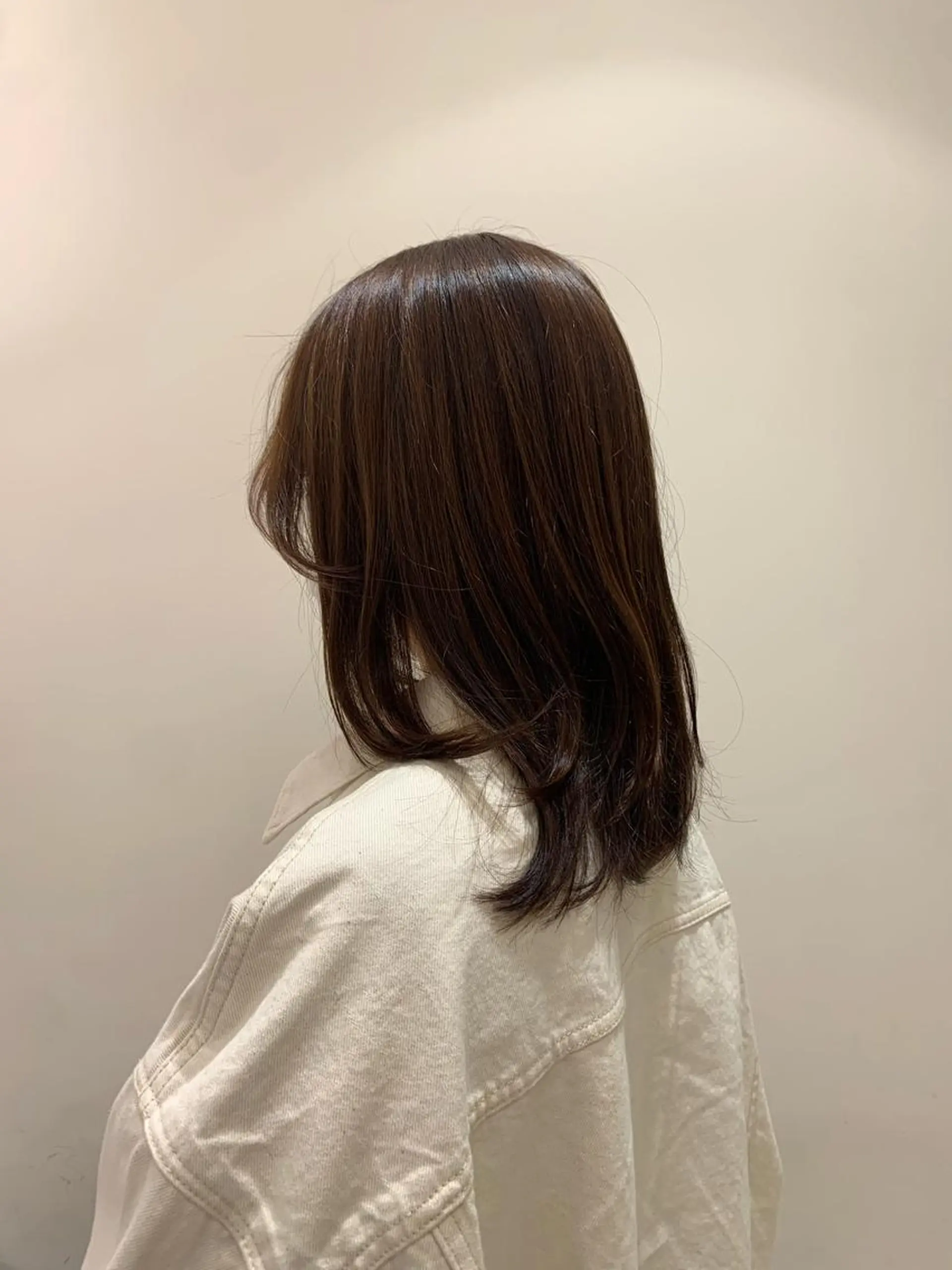 ミディアム カット ヘアカラー 韓国レイヤー🪽 耳ツボジュエリーのヘアスタイル