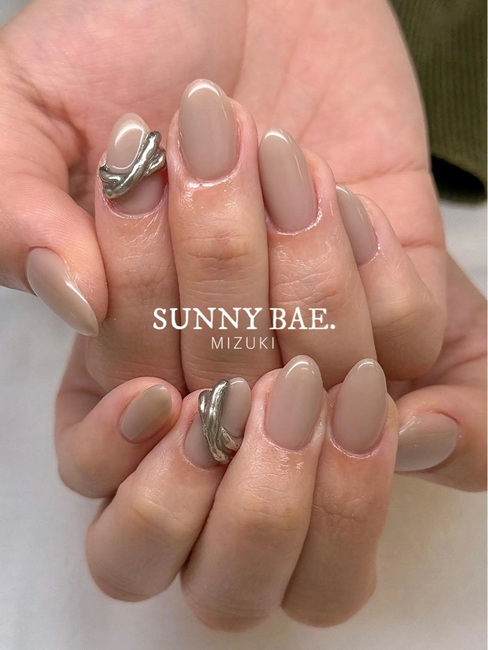 ネイル ジェルネイル ミラーネイル ワンカラーネイル シルバー ハンドネイル SUNNY BAE. 🌼MIZUKIのネイルデザイン