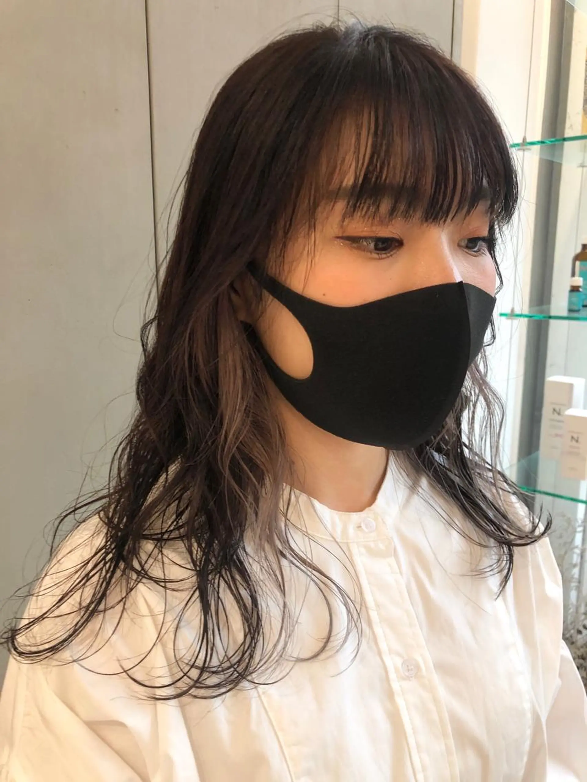 セミロング カラー ブリーチ イヤリングカラー 古屋 花織のヘアスタイル