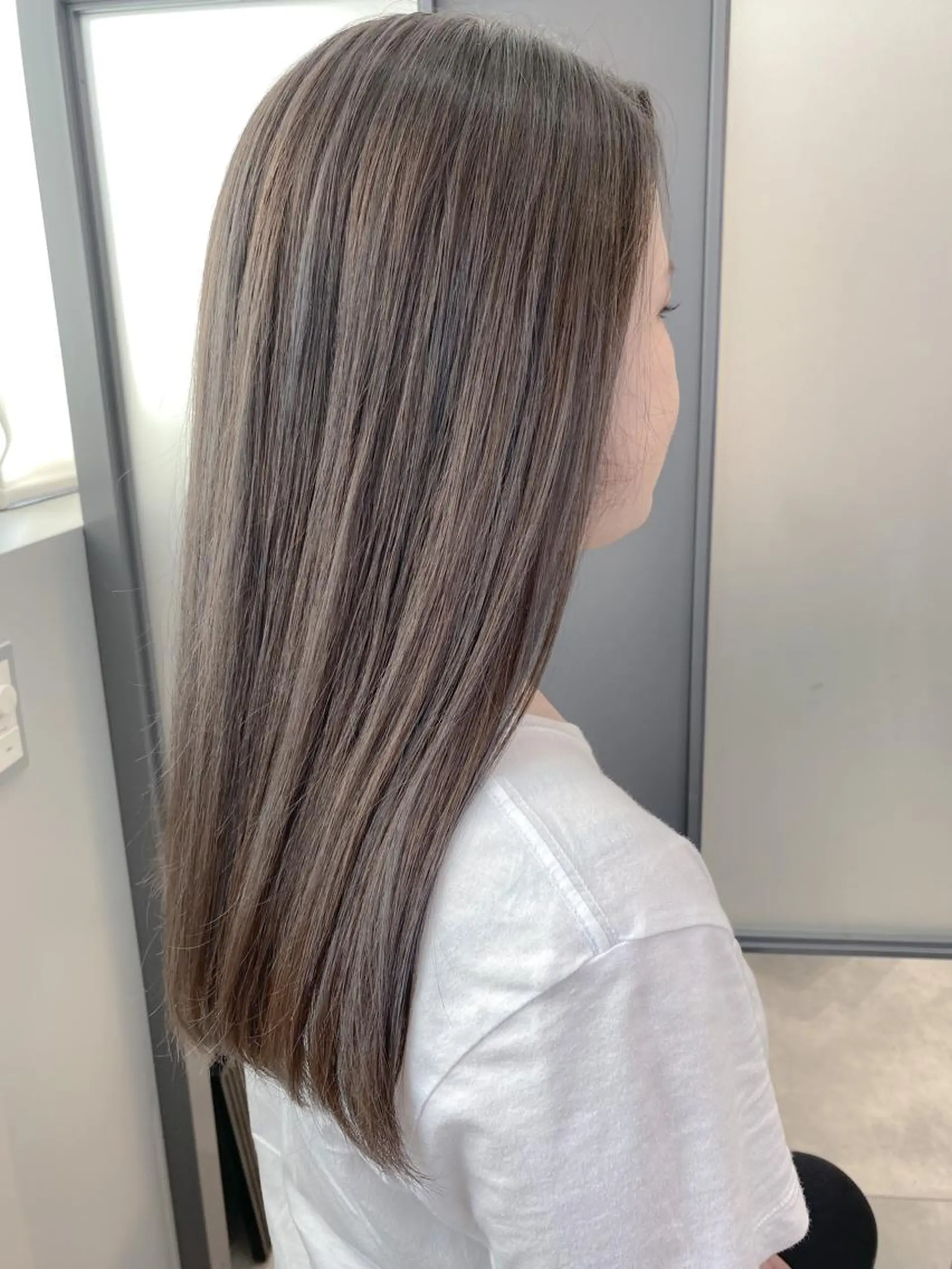 セミロング カラー ベージュカラー ハイライトカラー シルバー シルバーベージュ ハイライト eclair.髪質改善&トリートメント所属・【艶髪、透明感】西村 有司のヘアスタイル