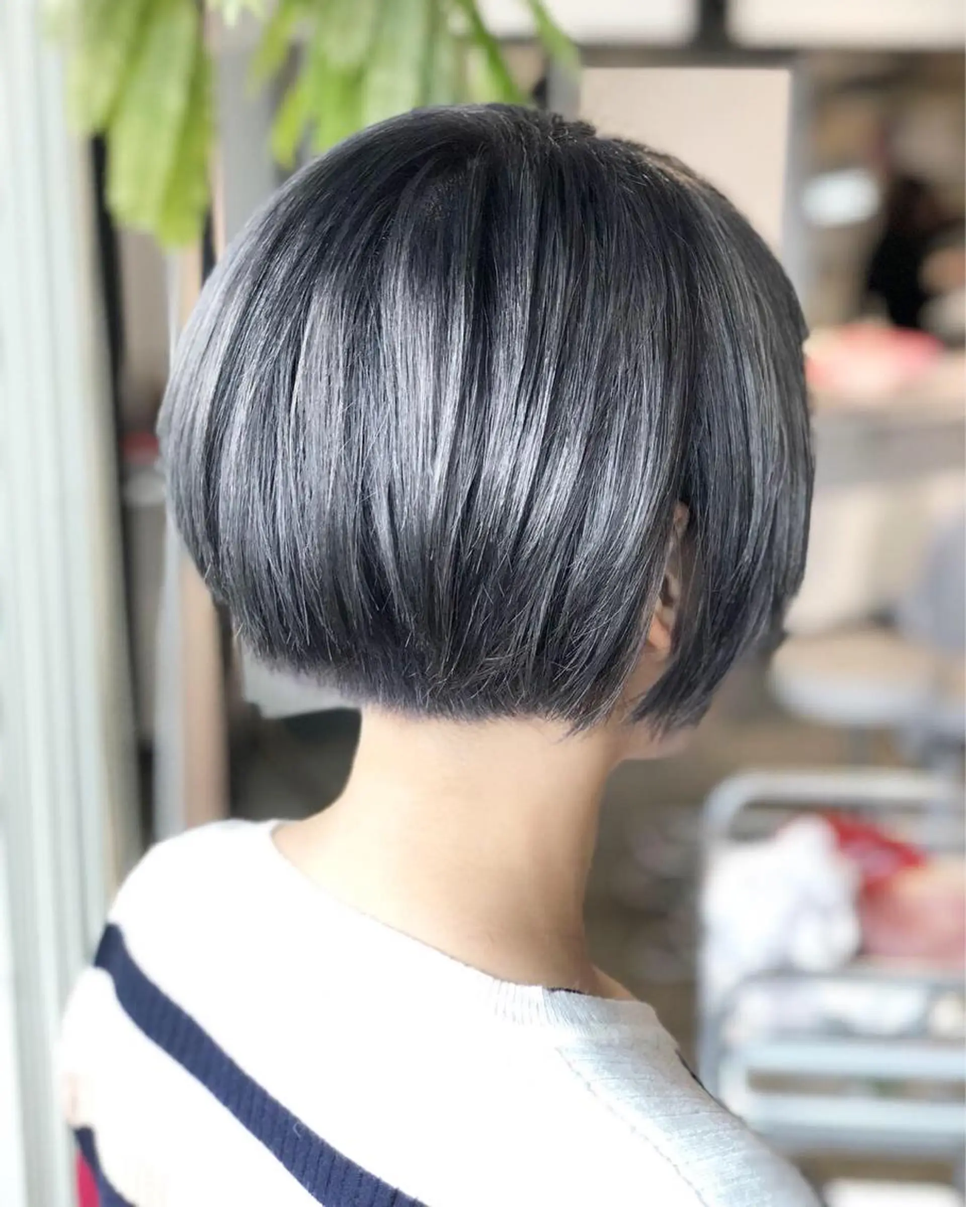 ショート カラー ブルーカラー ブルージュ カット ハイトーン/レイヤー /ケアブリーチ石川治のヘアスタイル