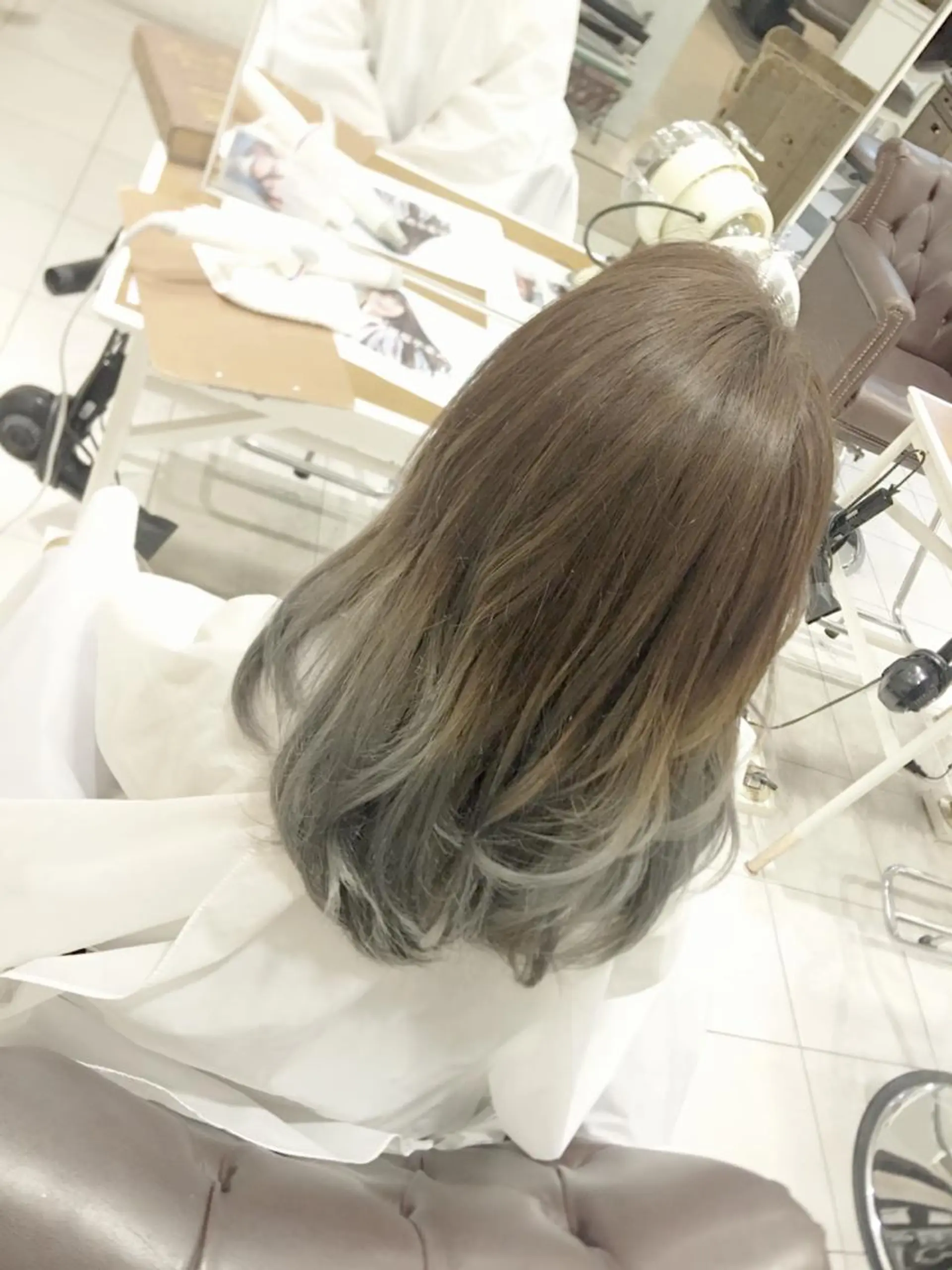 ロング カラー ブリーチ グラデーションカラー シルバー ブリーチカラー🌈 嘉名 真樹のヘアスタイル